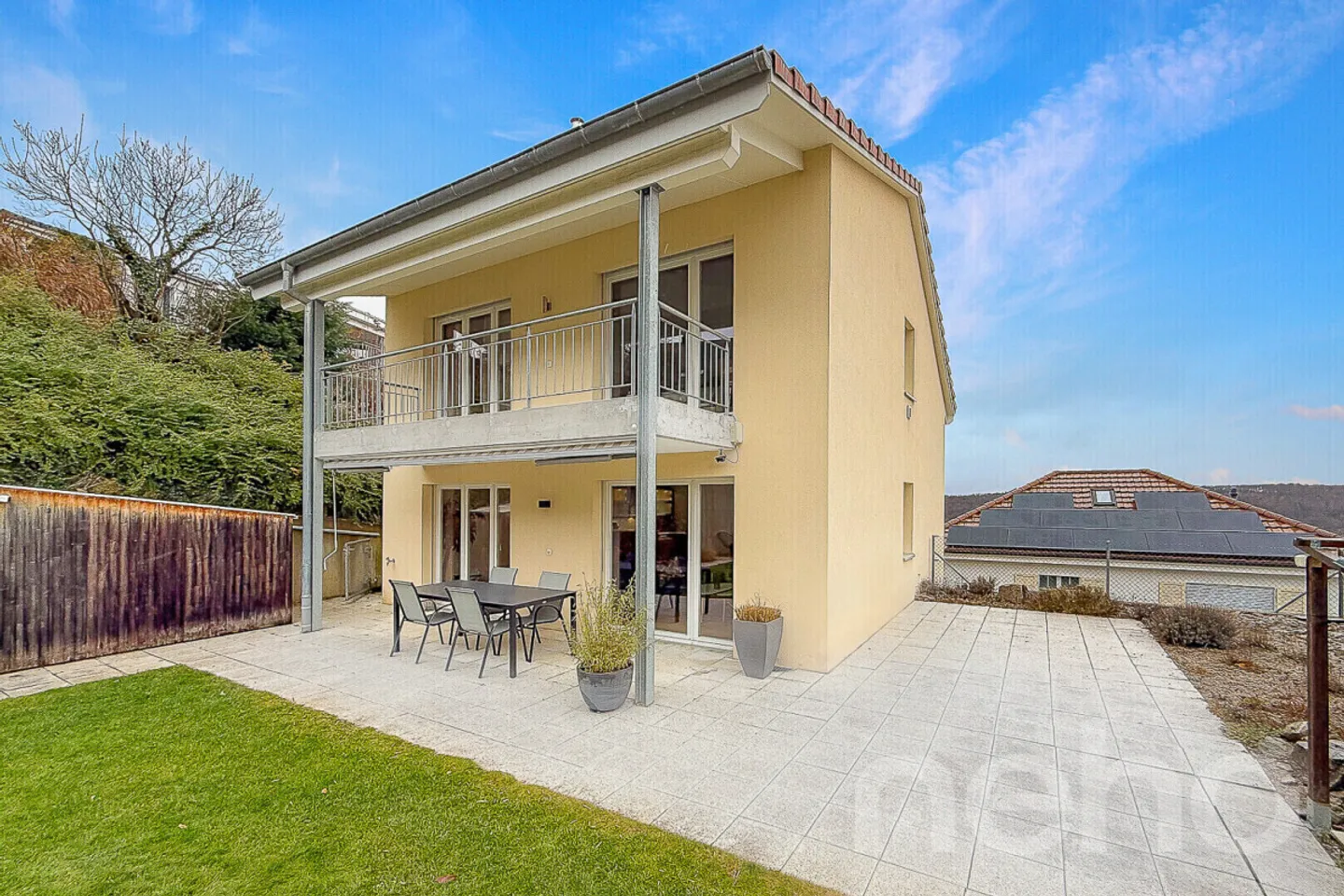Modernes Familienhaus mit Garten - Foto 2 von 12