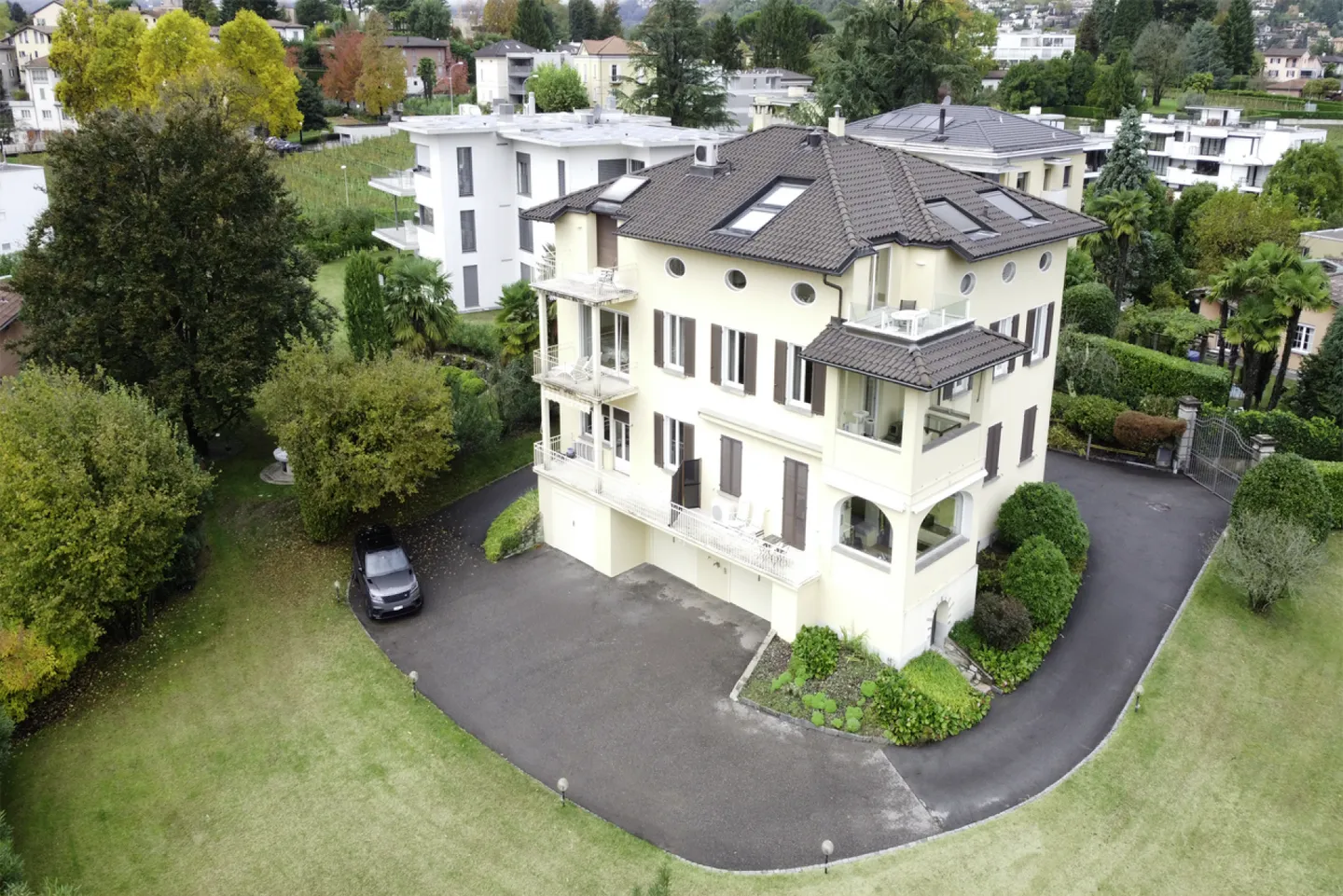 Elegante Wohnung mit Seeblick in einer stilvollen historischen Villa - Foto 12 von 12
