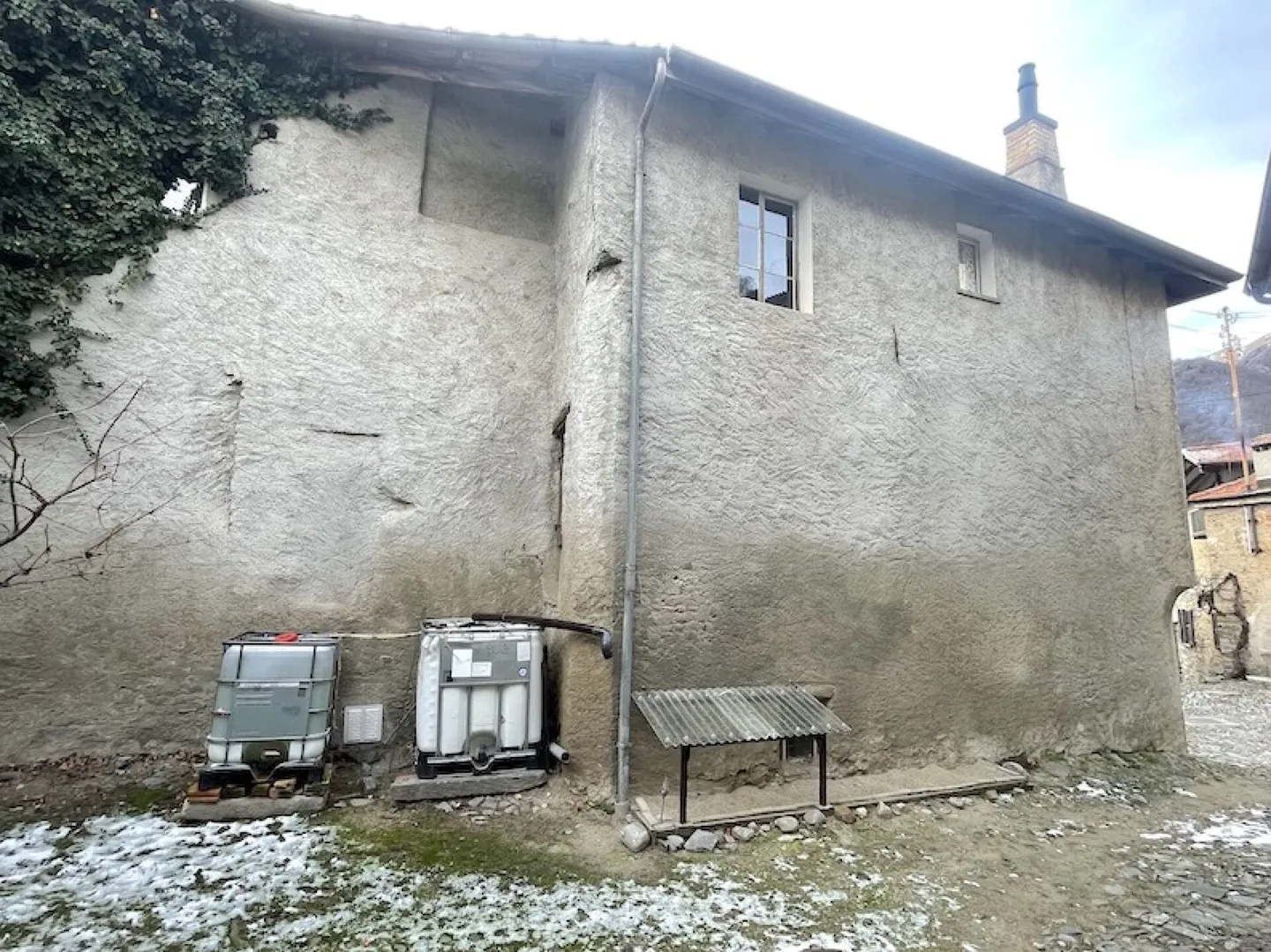 Casa d'angolo con concessione edilizia per 2 appartamenti - Foto 3 di 20