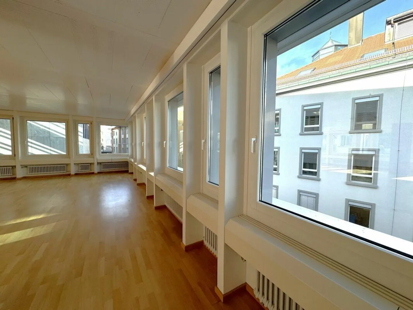 Lichtdurchflutete Mietfläche mit Blick in den ruhigen Innenhof - Foto 3 von 11