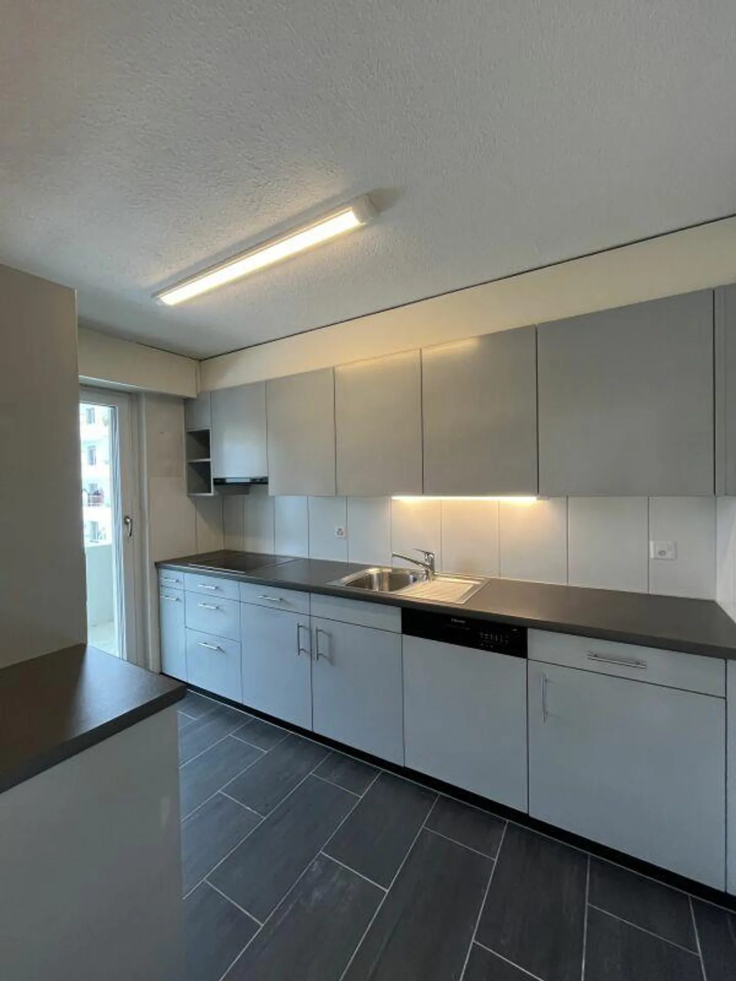Appartamento conveniente con balcone in una buona posizione - Foto 2 di 8