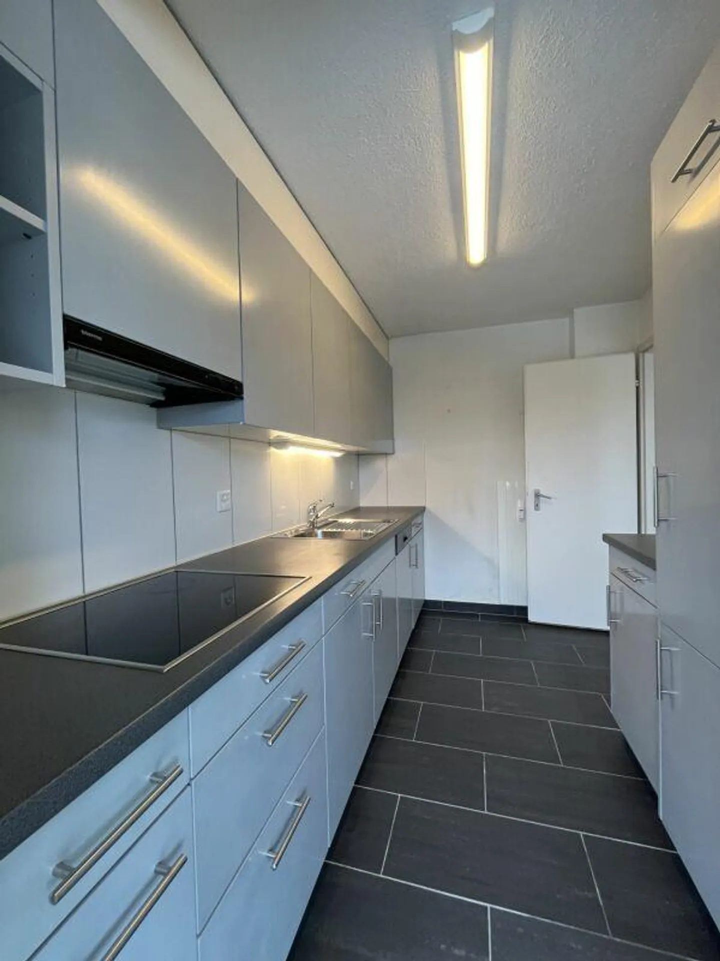 Appartamento conveniente con balcone in una buona posizione - Foto 3 di 8