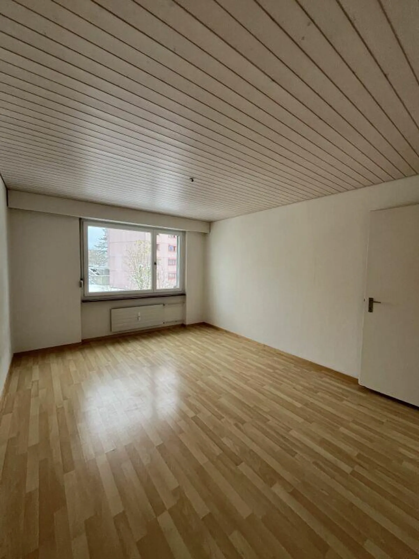 Appartamento conveniente con balcone in una buona posizione - Foto 7 di 8