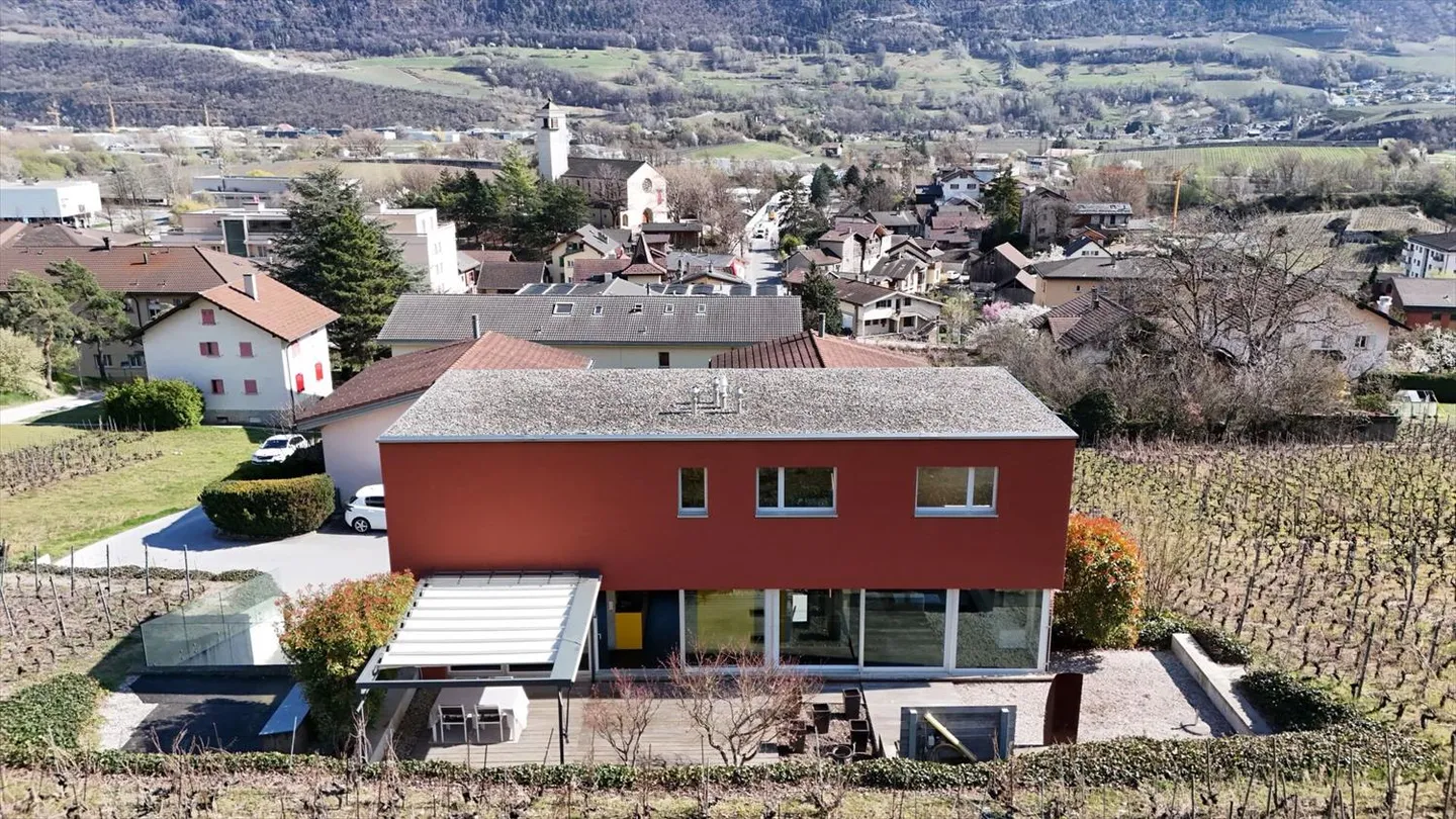 VILLA CONTEMPORANEA ELEVATA 7 CAMERE ½ DI 215 M2 NEL CUORE DEI VIGNETI A NOËS (SIERRE) - Foto 2 di 13