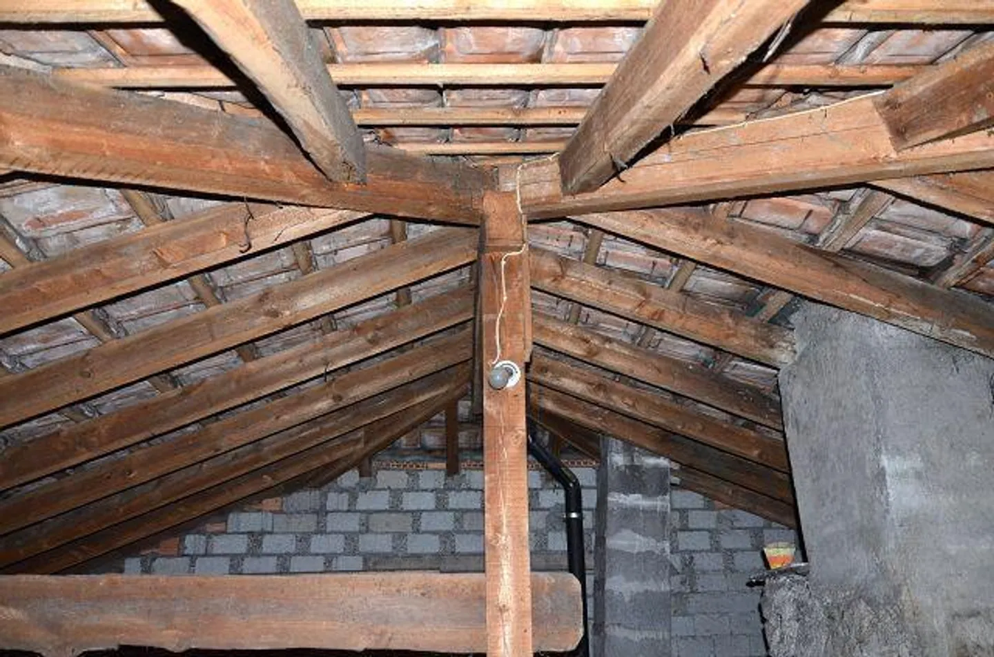 Grande maison tessinoise à rénover sur 3 étages avec annexe, centrale... - Photo 17 sur 38