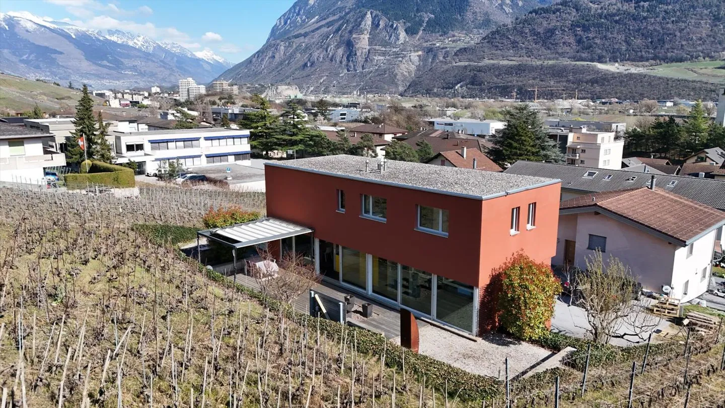 VILLA CONTEMPORANEA ELEVATA 7 CAMERE ½ DI 215 M2 NEL CUORE DEI VIGNETI A NOËS (SIERRE) - Foto 3 di 13