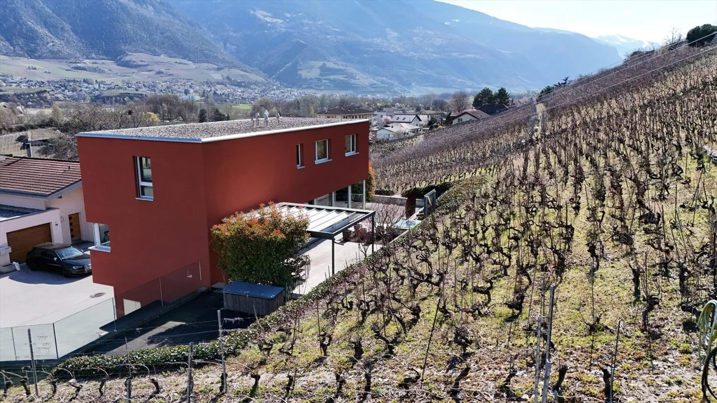 VILLA CONTEMPORANEA ELEVATA 7 CAMERE ½ DI 215 M2 NEL CUORE DEI VIGNETI A NOËS (SIERRE) - Foto 4 di 13