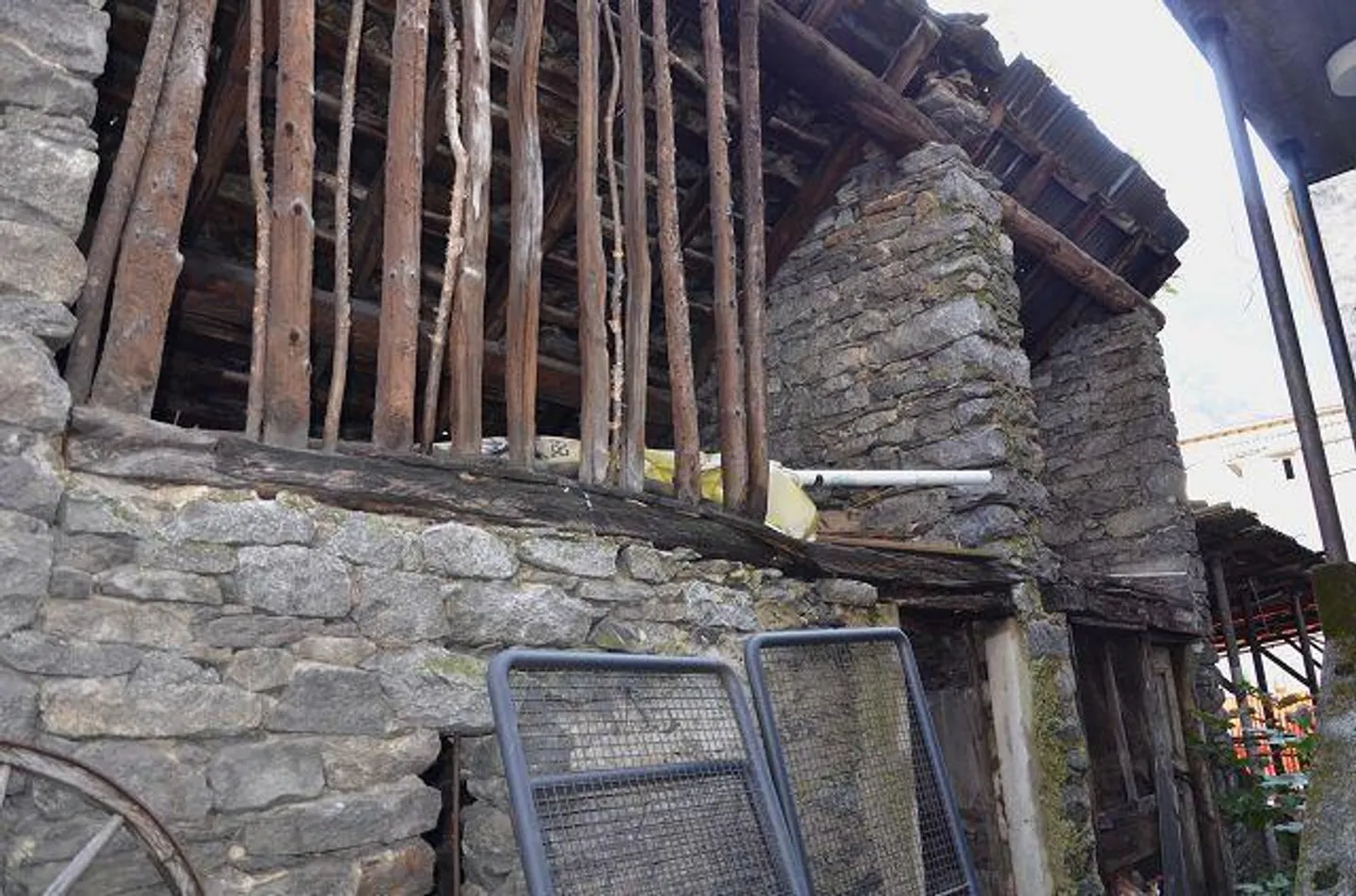 Grande maison tessinoise à rénover sur 3 étages avec annexe, centrale... - Photo 31 sur 38