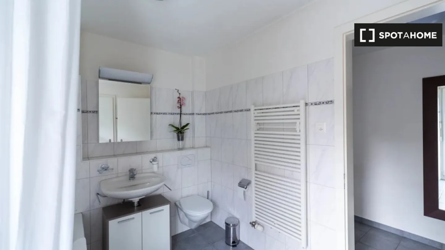 Charming Apartment - Photo 9 of 10