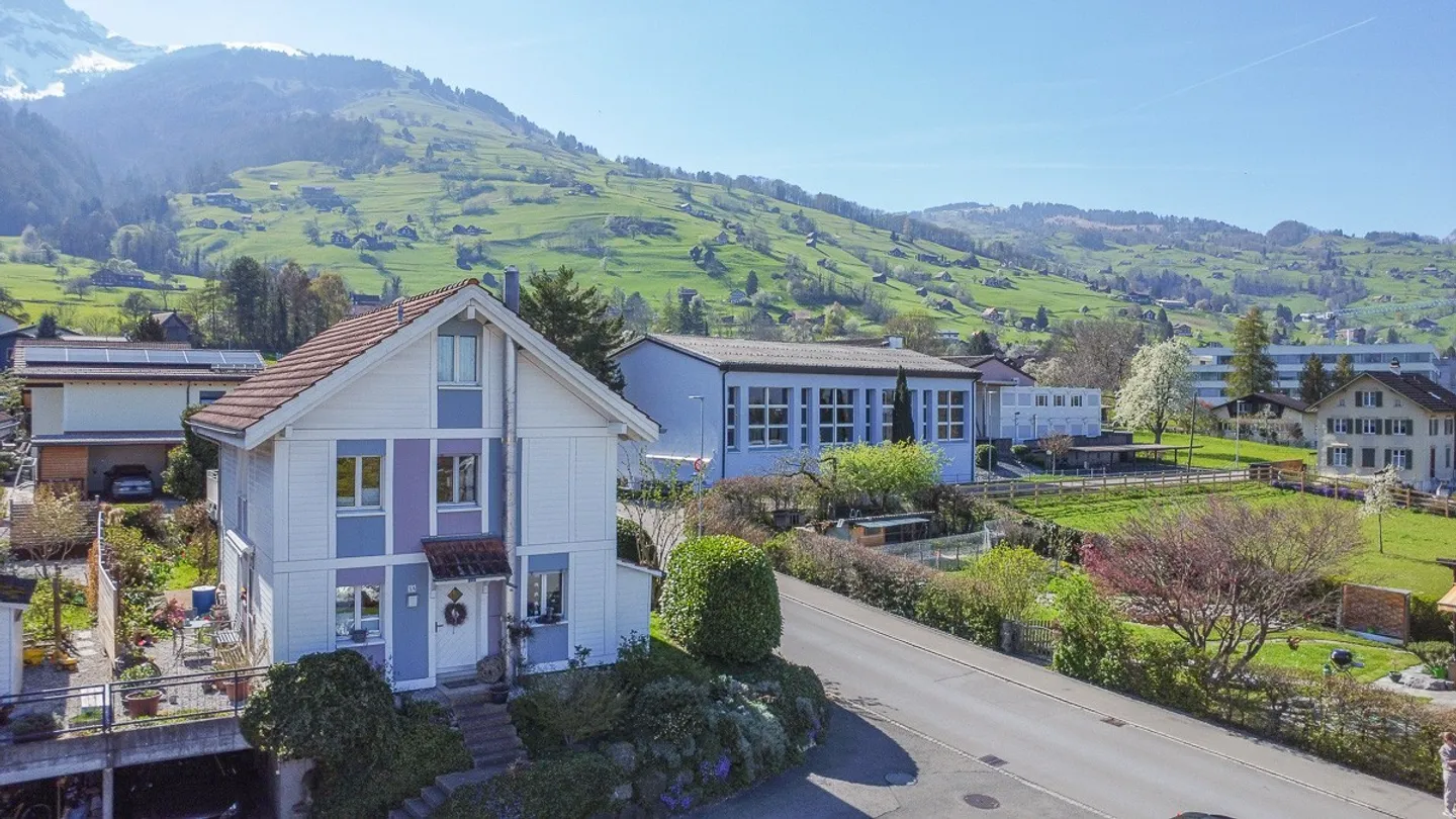Casa unifamiliare di 6,5 stanze con vista sulle montagne - Foto 2 di 12