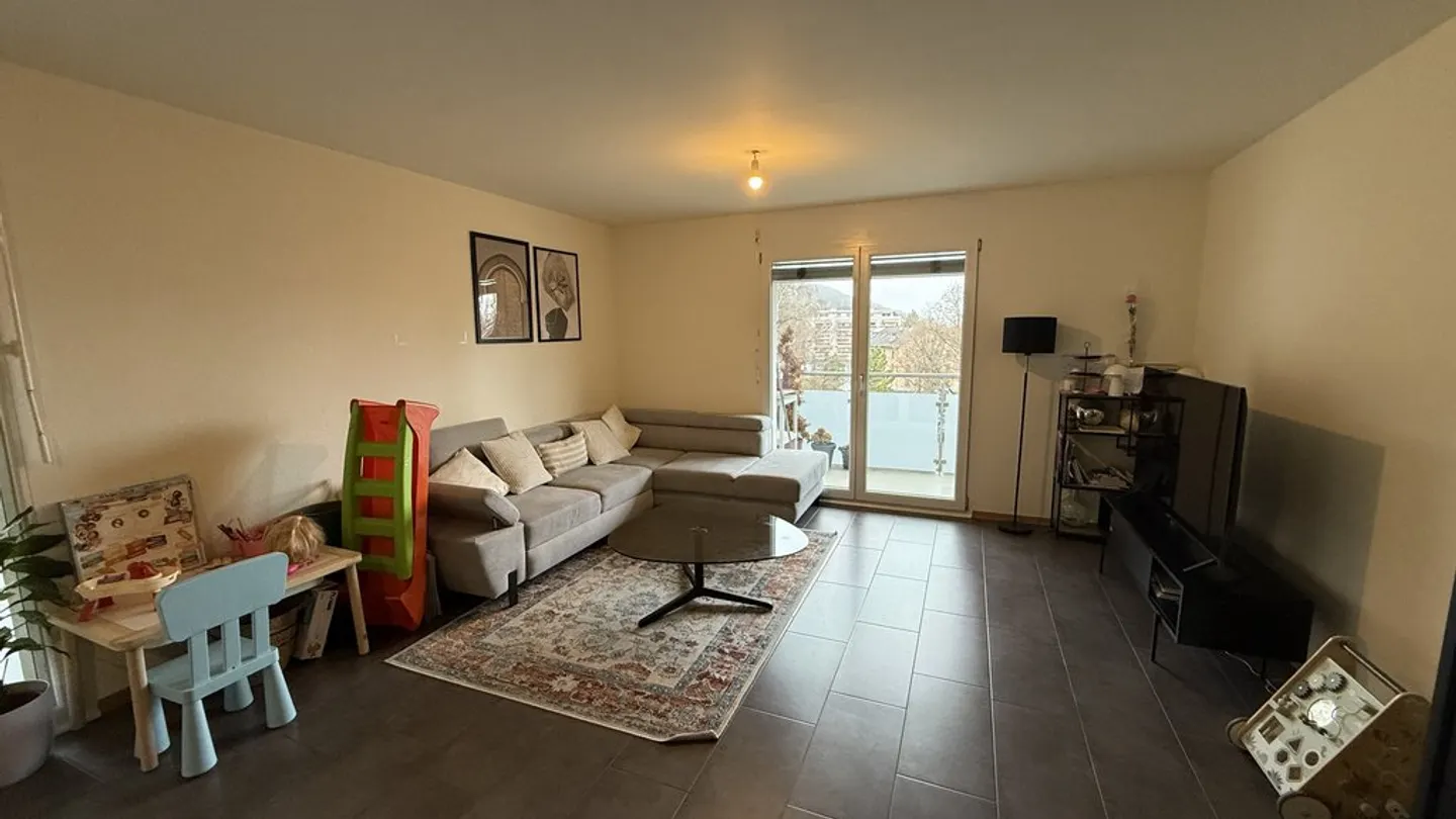 Spacious 4.5 Room Apartment - Photo 2 of 9