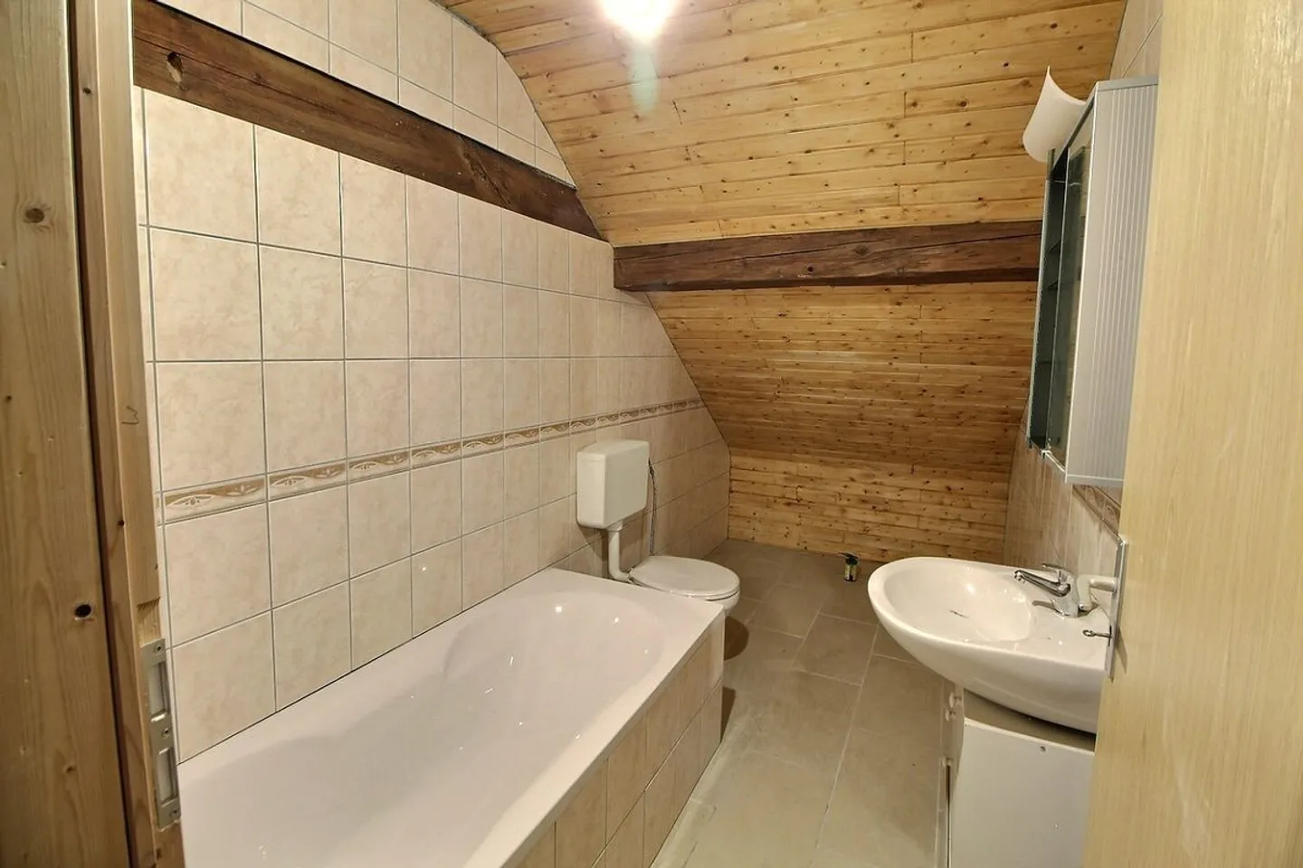 In a farmhouse: Large apartment to finish renovating - Photo 8 of 11