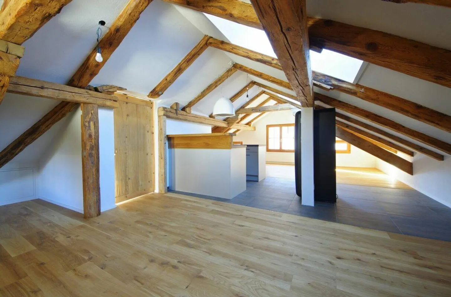 2.5-CHAMBRES - APPARTEMENT SOUS LES TOITS - PREMIÈRE LOCATION - Photo 1 sur 6