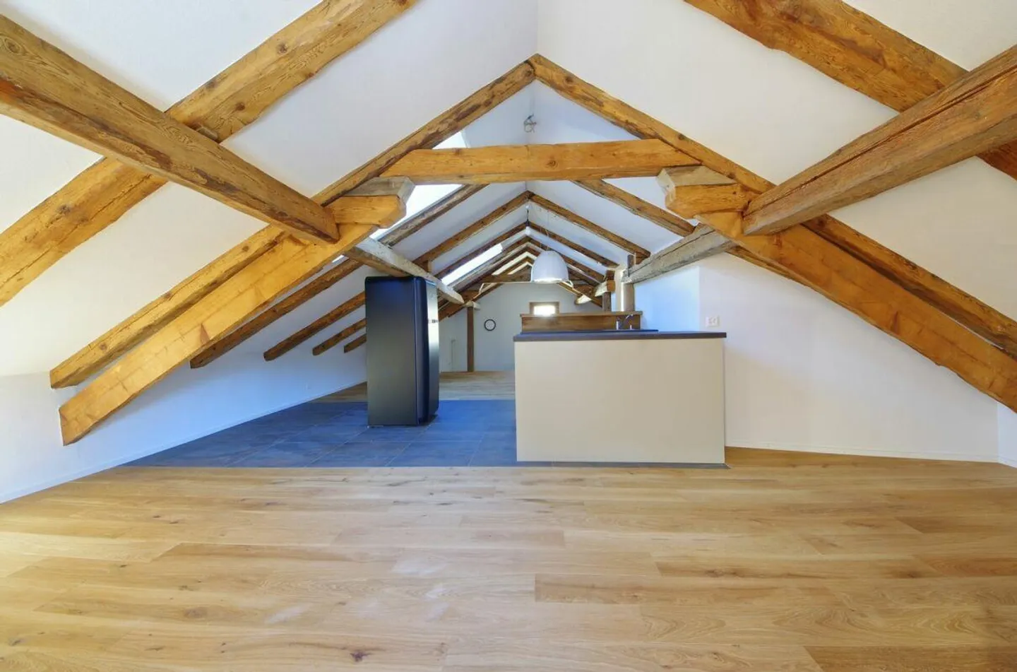 2.5-CHAMBRES - APPARTEMENT SOUS LES TOITS - PREMIÈRE LOCATION - Photo 2 sur 6