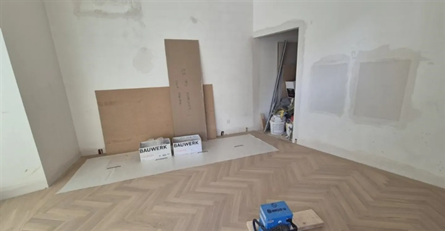 Industrial 1 Room - Photo 2 of 9