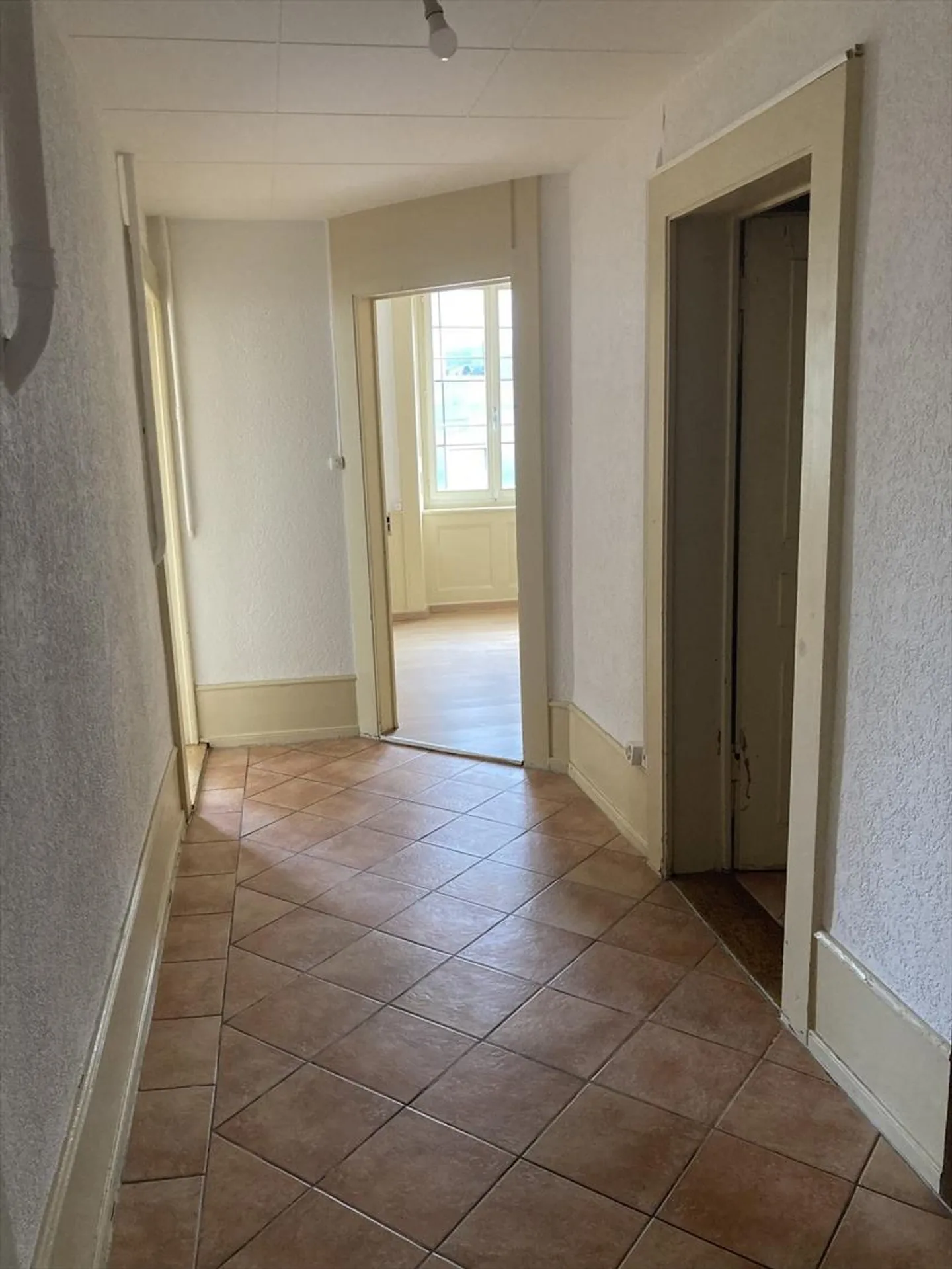 Apartment 4.5 rooms 2nd floor - Photo 3 of 7