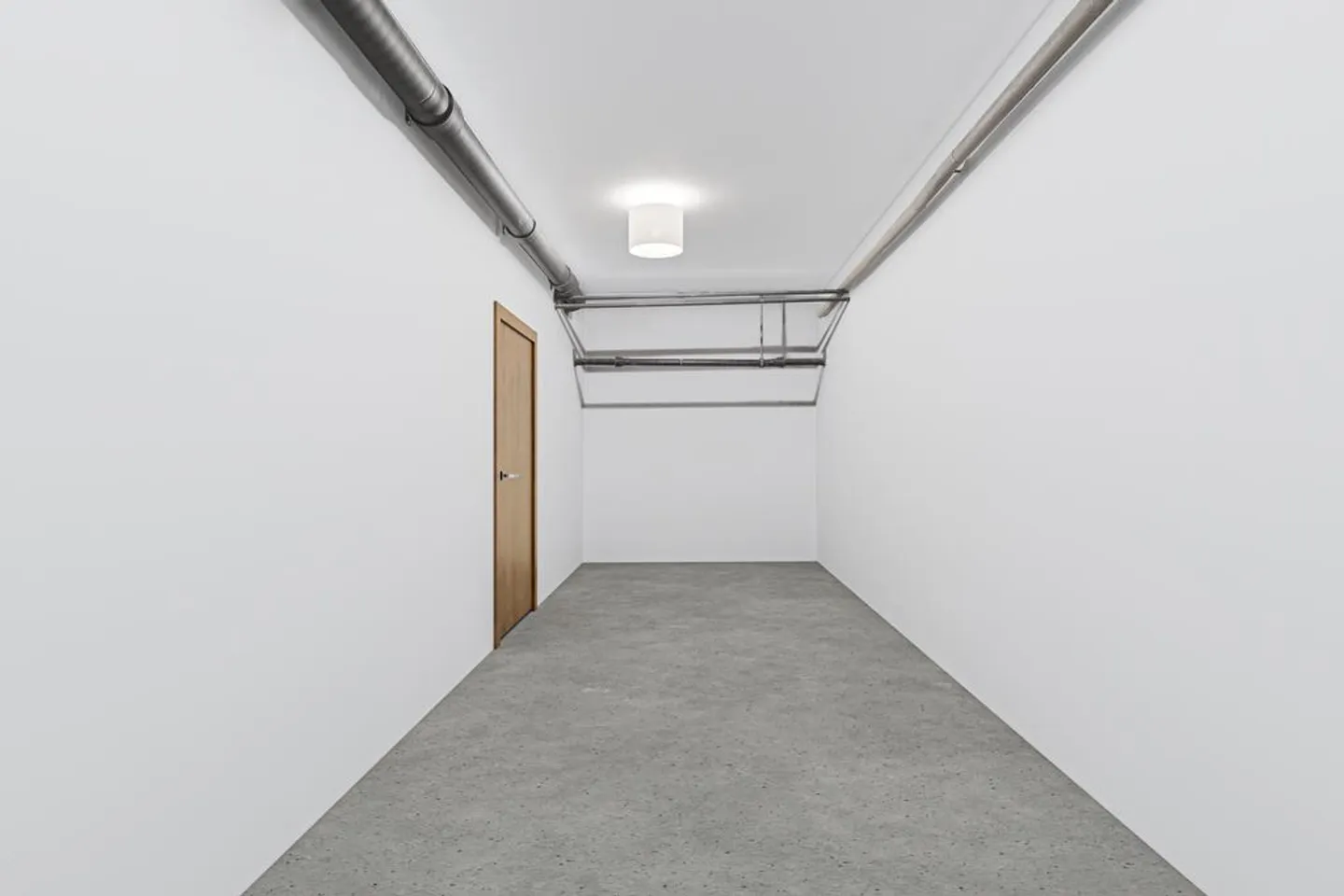 Remarkable location for your business activity - Photo 2 of 6