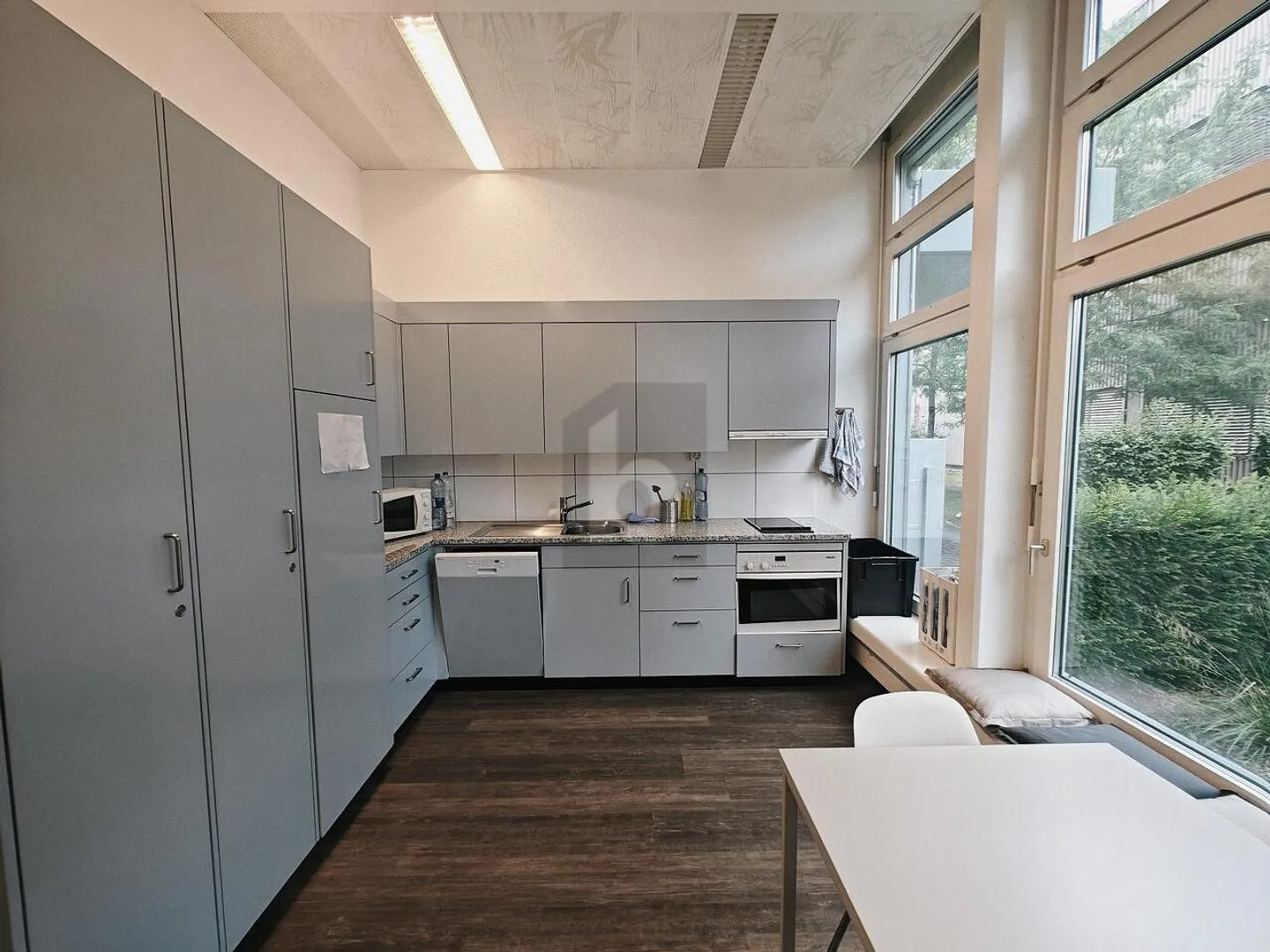 SPACIOUS AND REPRESENTATIVE, WITH TRUCK RAMPS - Photo 5 of 6