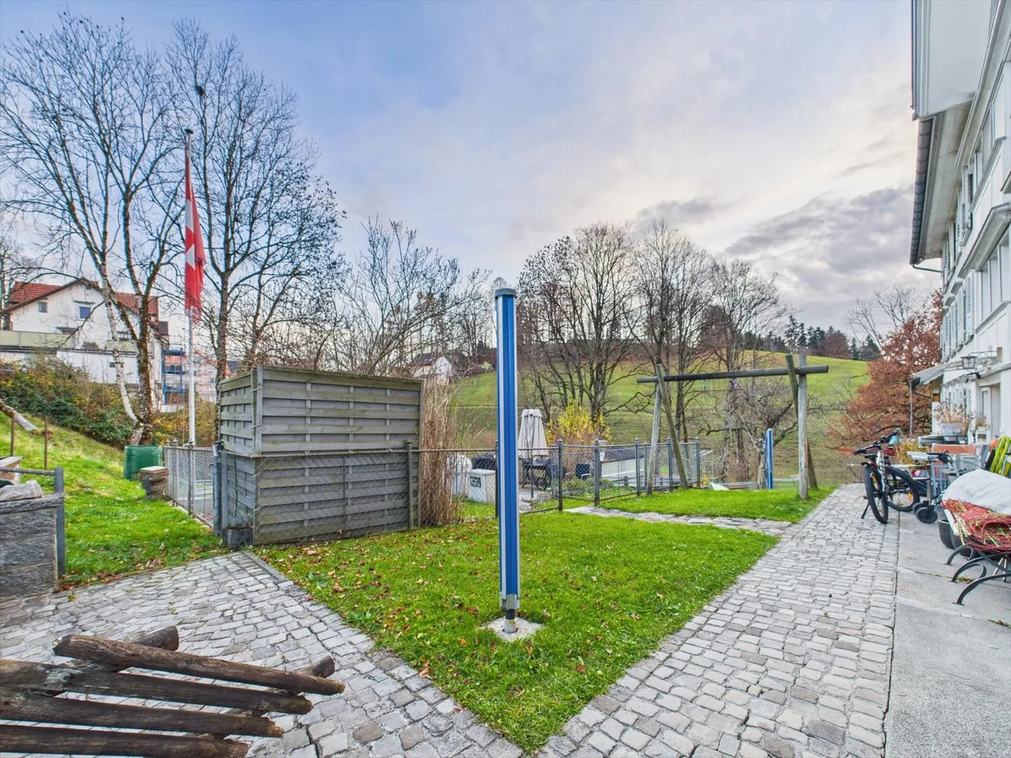 Maison duplex spacieuse de 7,5 pièces avec jardin à Niederteufen - Photo 9 sur 12