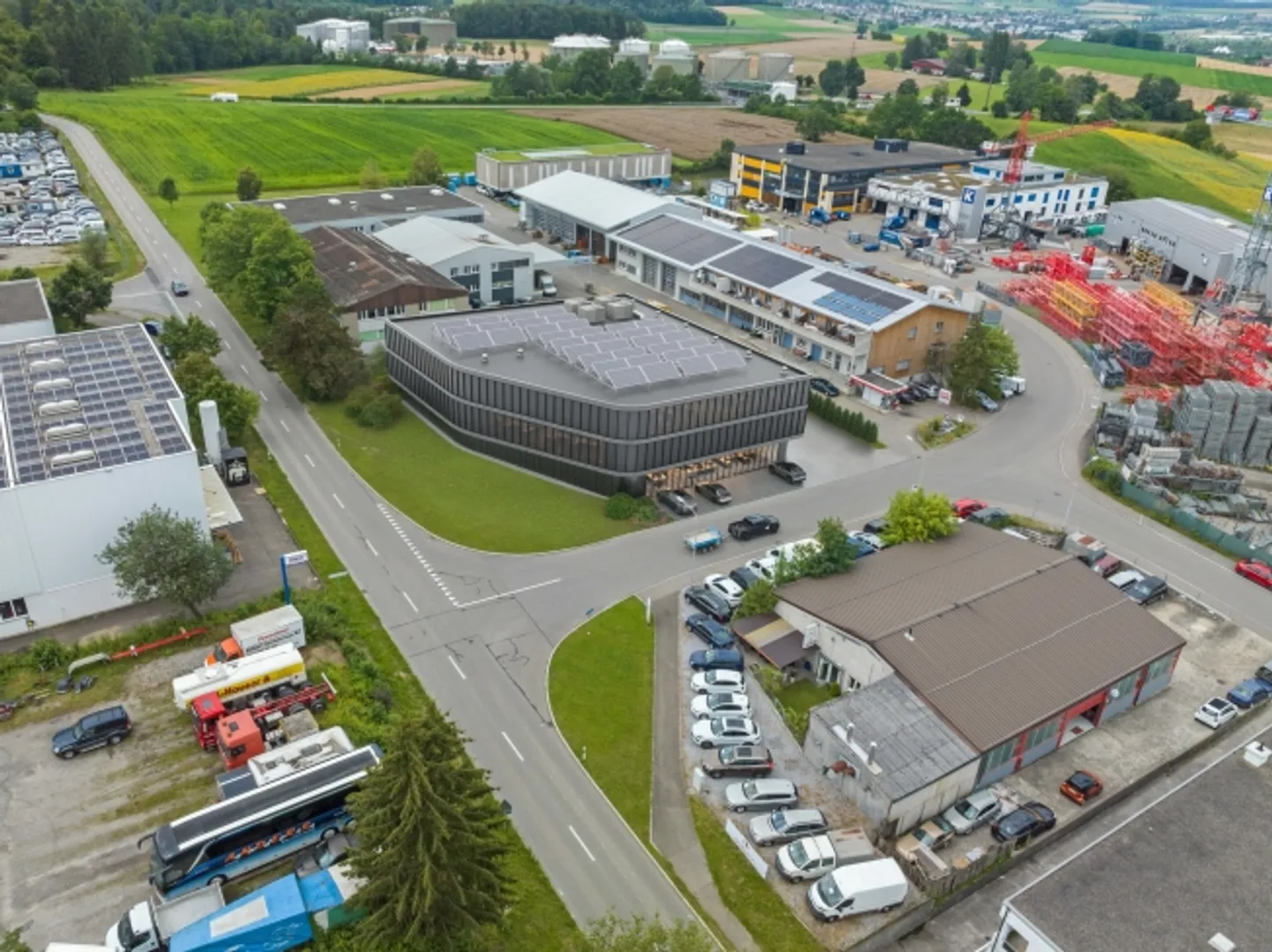 OBERHASLI: 2?010 M² GEWERBEBAULAND BEI FLUGHAFEN KLOTEN - Foto 1 von 8