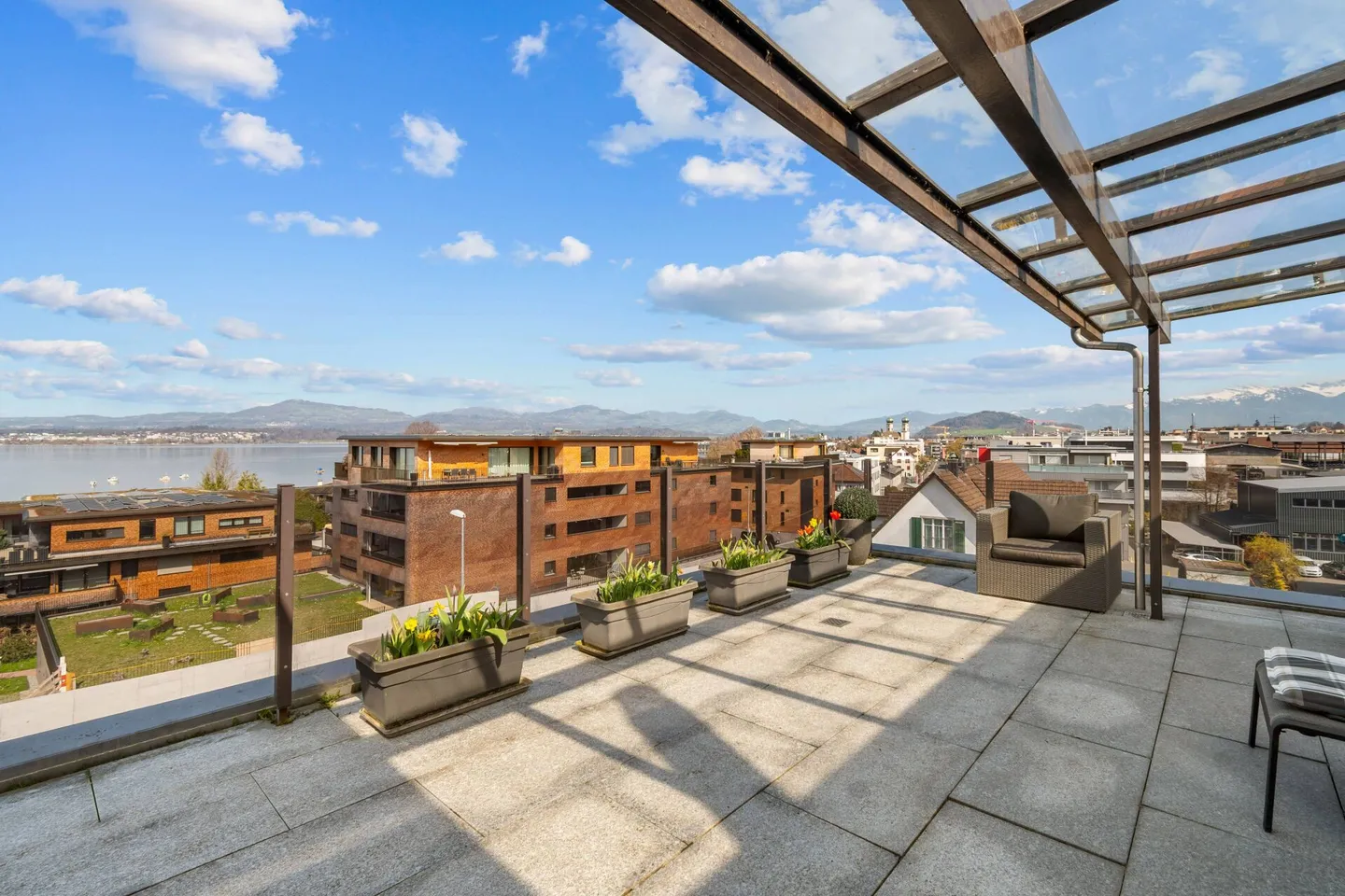 Moderno attico con fantastica vista lago e montagna - Foto 1 di 12