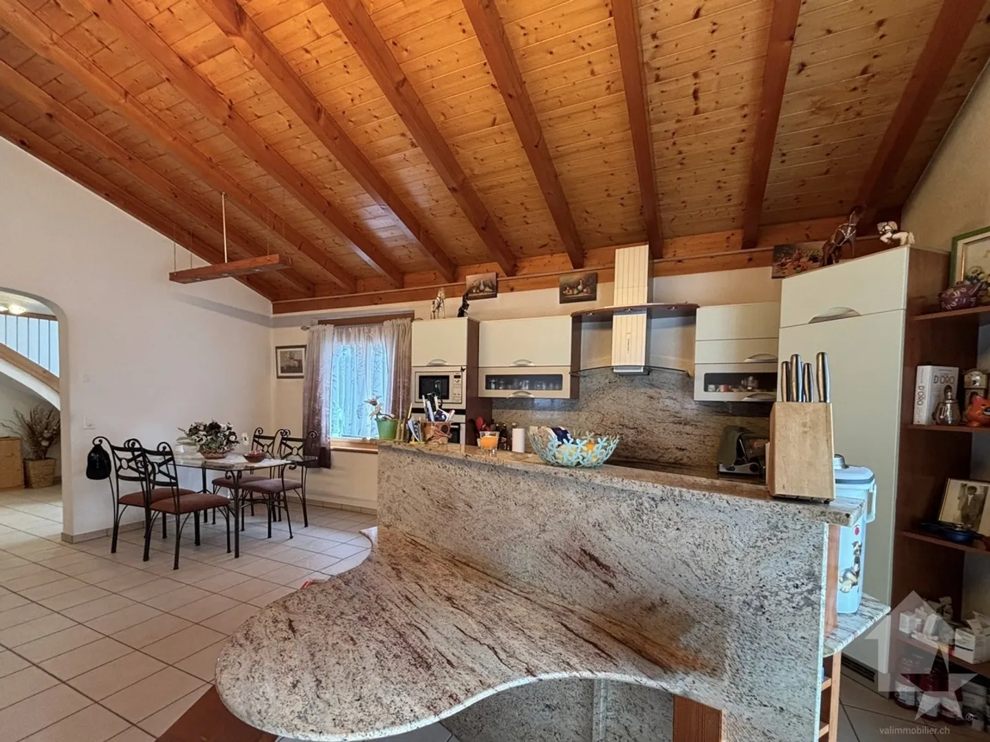 Einfamilienhaus mit großem Außenbereich und Zaun - Foto 16 von 26