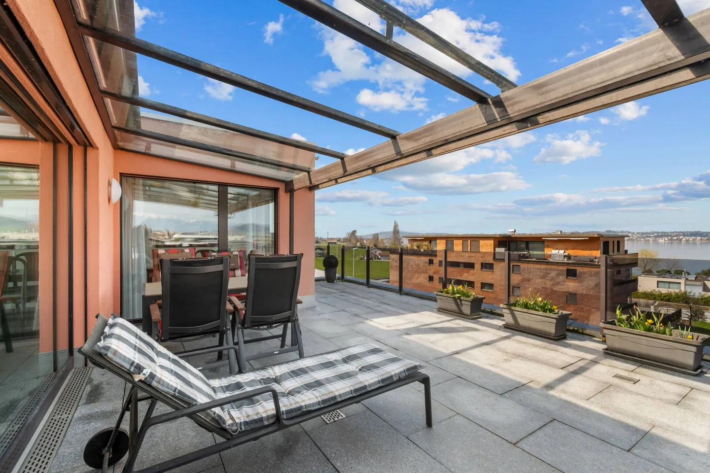 Moderno attico con fantastica vista lago e montagna - Foto 9 di 12