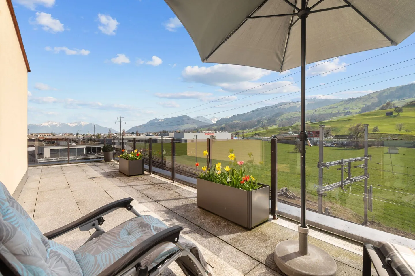 Moderno attico con fantastica vista lago e montagna - Foto 10 di 12