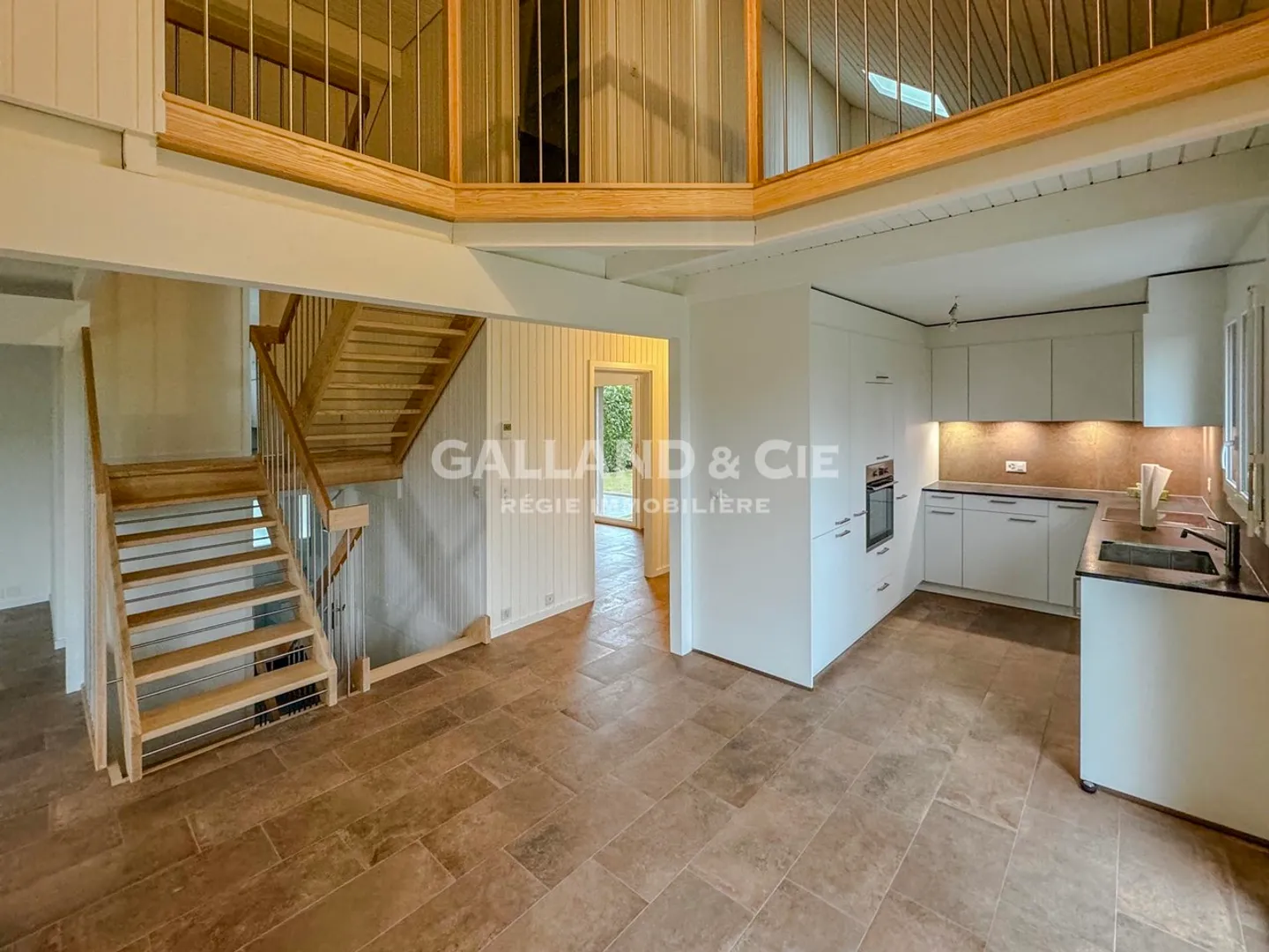 Casa completamente ristrutturata con giardino di 900 m2 - Foto 2 di 9