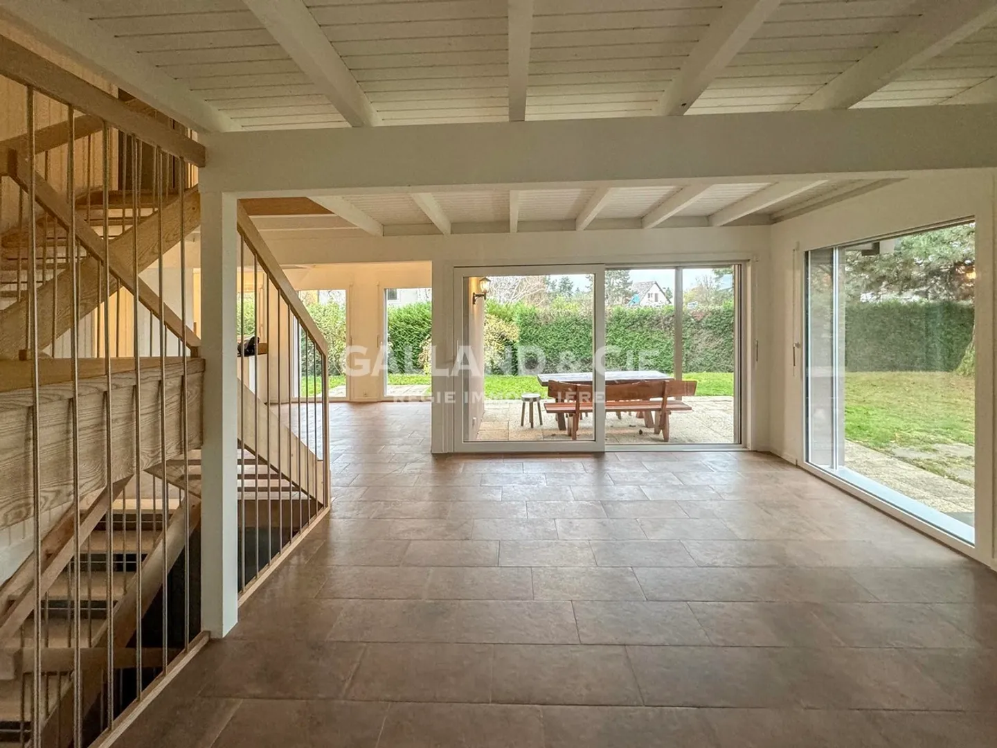 Casa completamente ristrutturata con giardino di 900 m2 - Foto 3 di 9