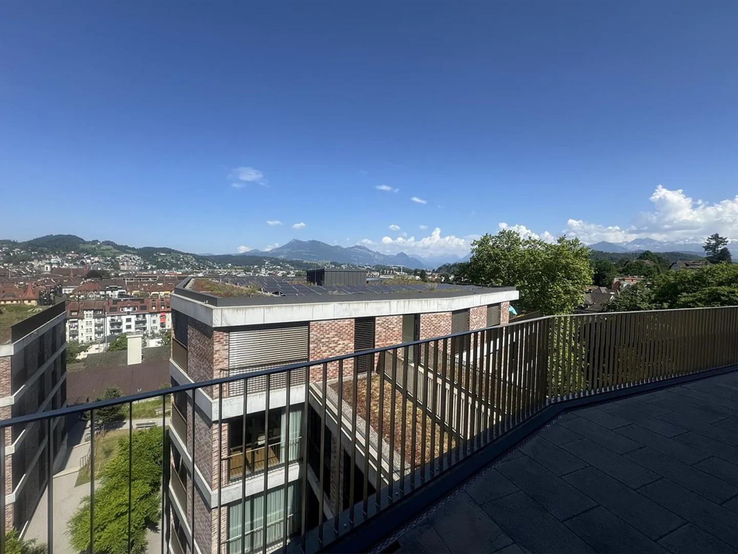 Mitten im Grünen in der Stadt Luzern lässt es sich bequem wohnen - Photo 2 sur 6