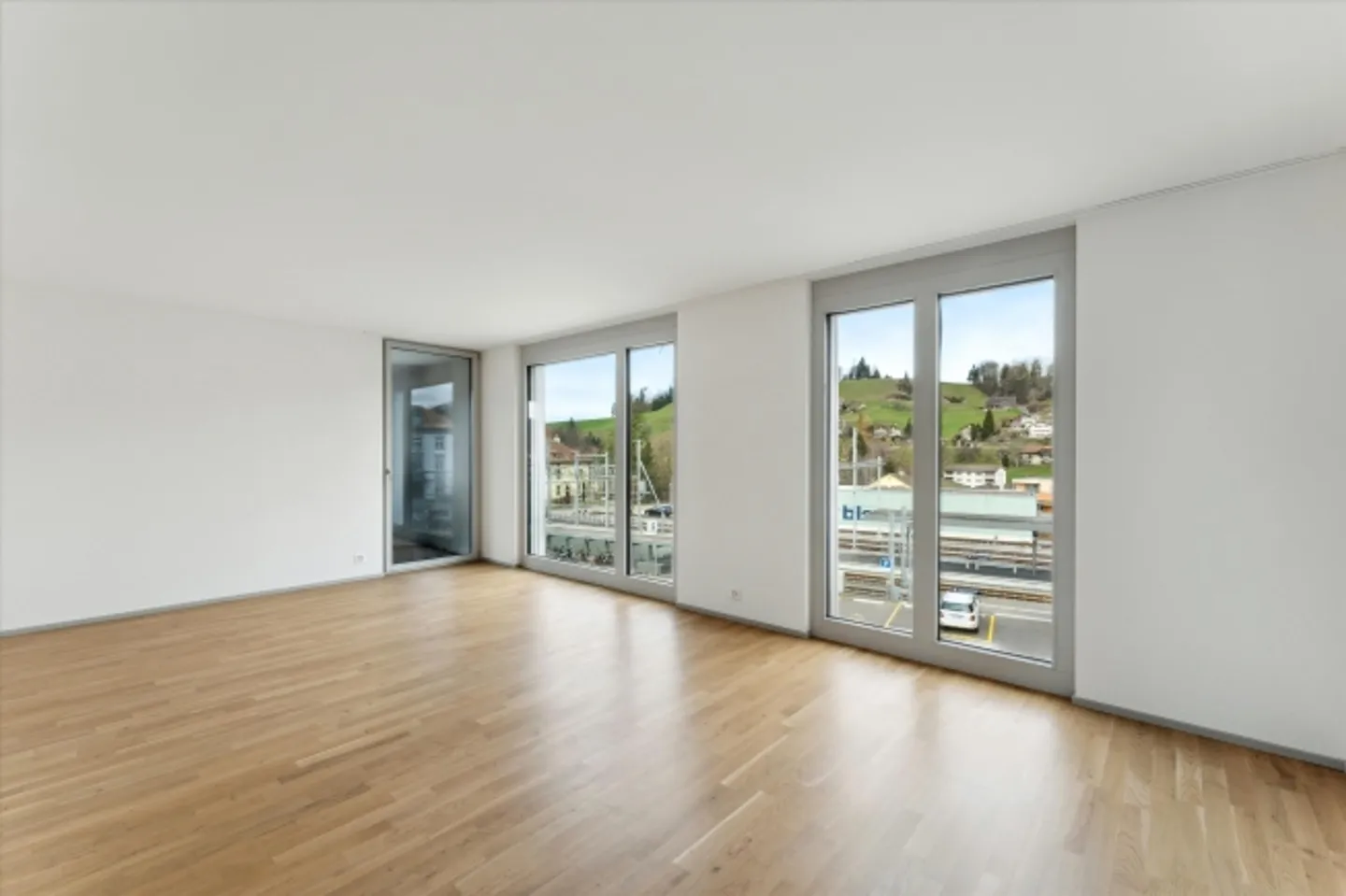 Modern apartment in the best location by the train station - Photo 3 of 9