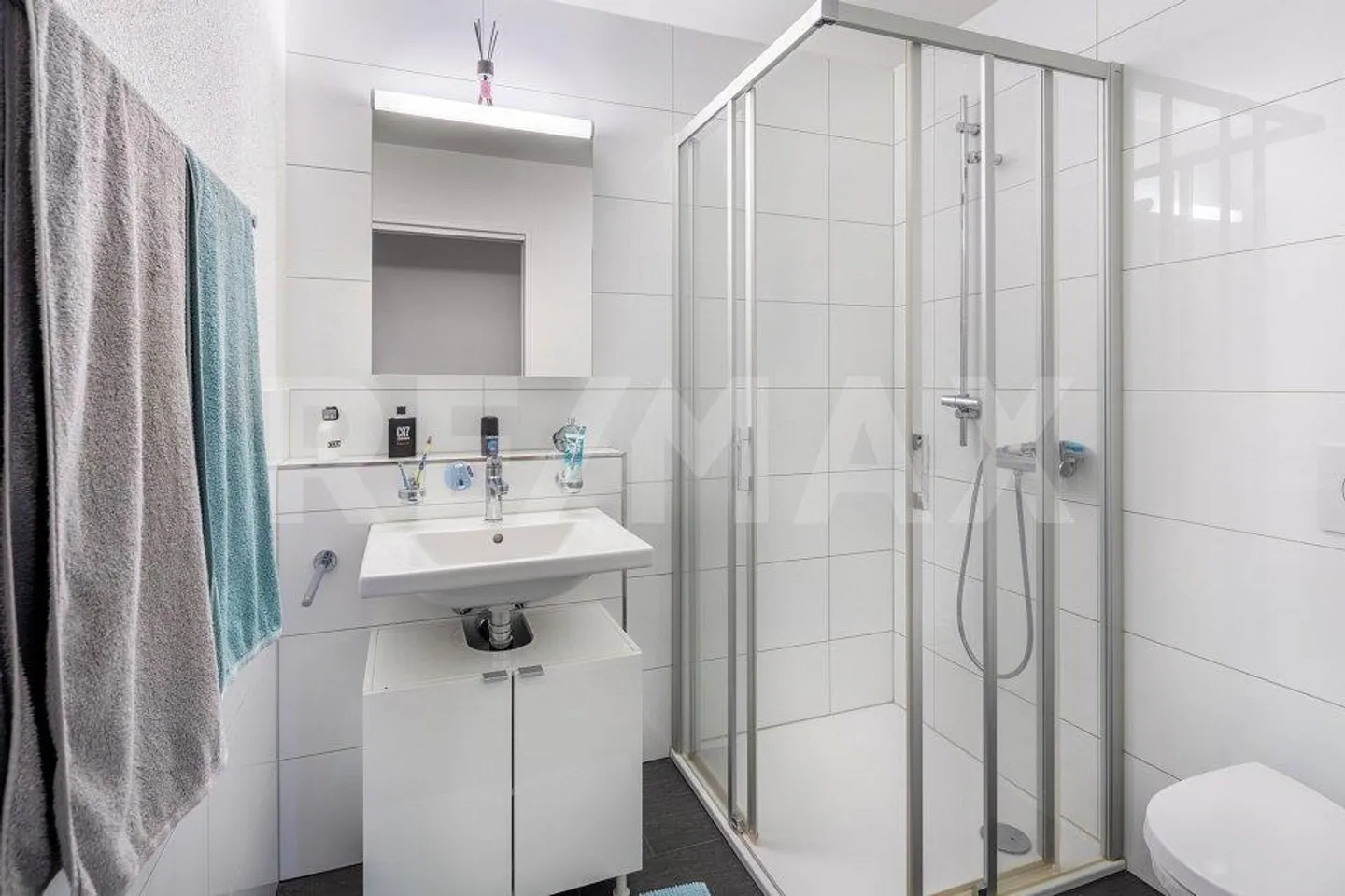Pacchetto residenziale con due case multifamiliari affittate - Foto 12 di 13