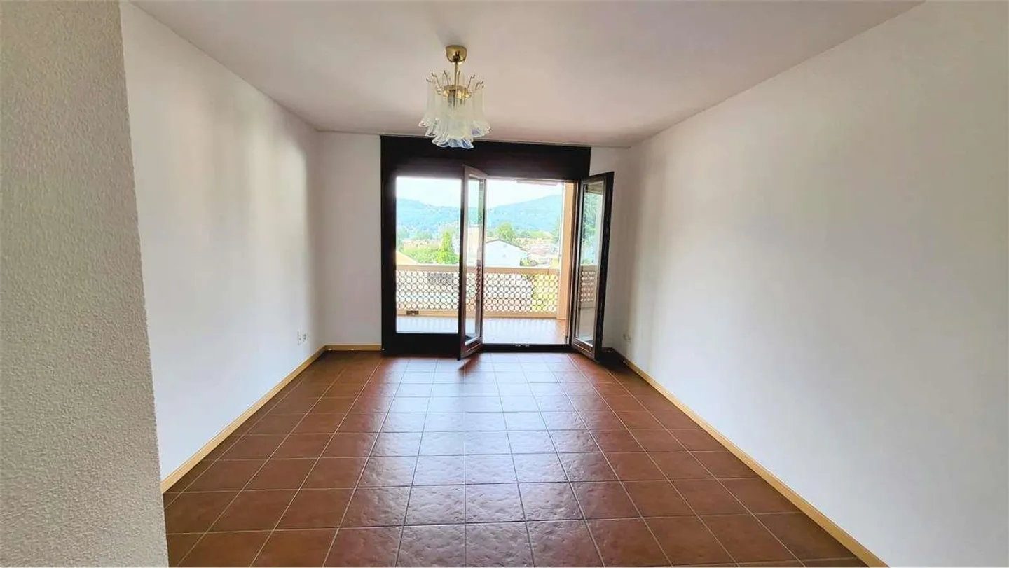 Attico Panoramico 2.5 Locali a Caslano - Grande Balcone e Vista Lago - Foto 2 di 10