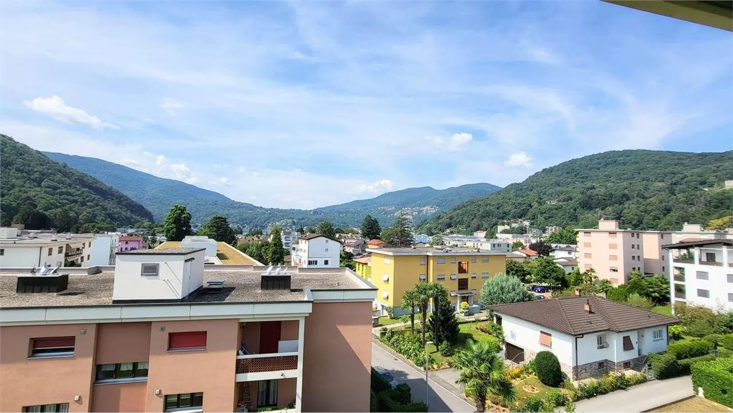 Attico Panoramico 2.5 Locali a Caslano - Grande Balcone e Vista Lago - Foto 7 di 10