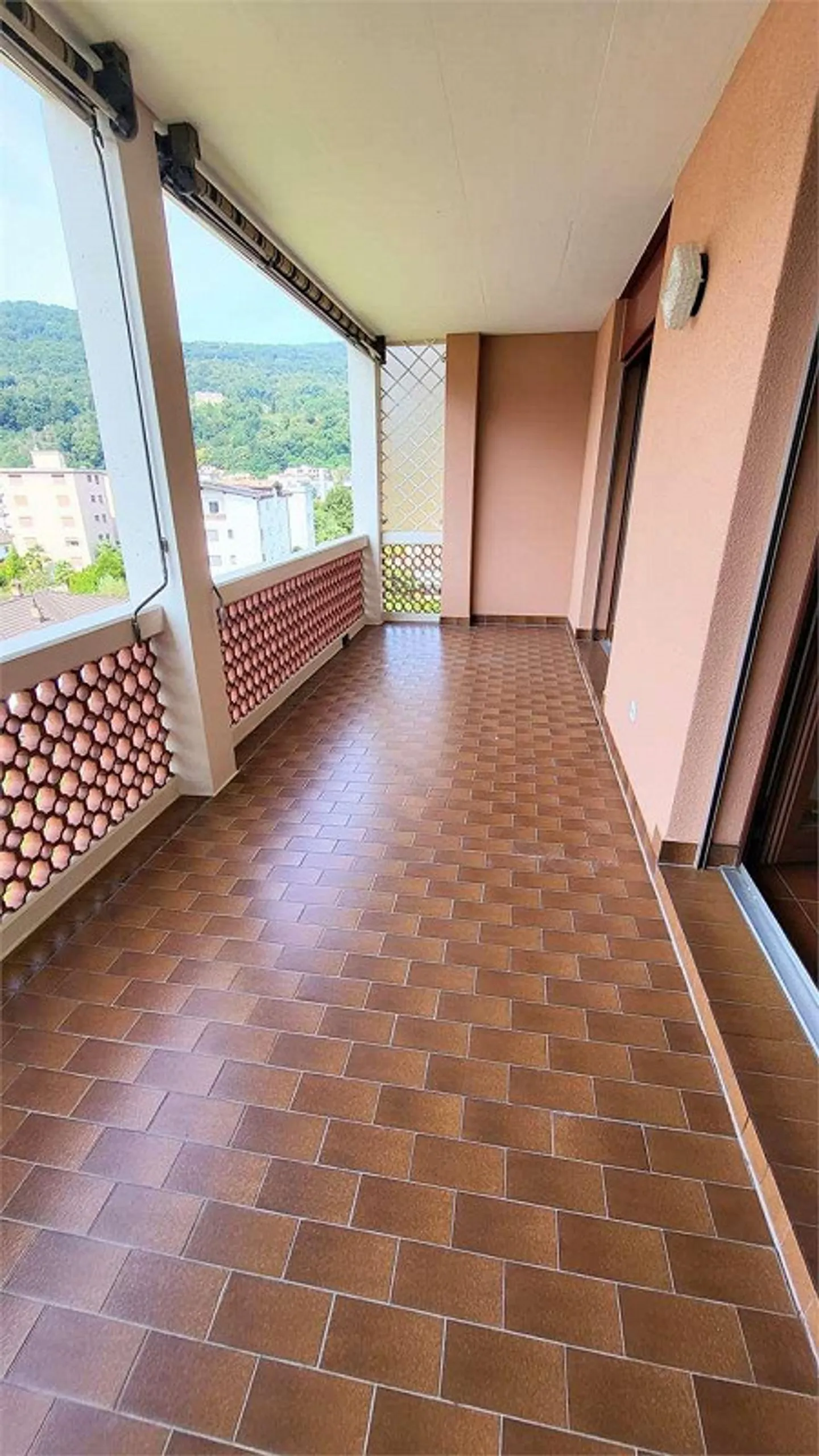 Attico Panoramico 2.5 Locali a Caslano - Grande Balcone e Vista Lago - Foto 8 di 10