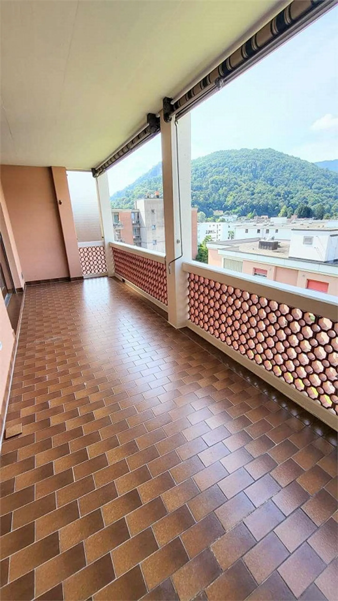 Attico Panoramico 2.5 Locali a Caslano - Grande Balcone e Vista Lago - Foto 9 di 10