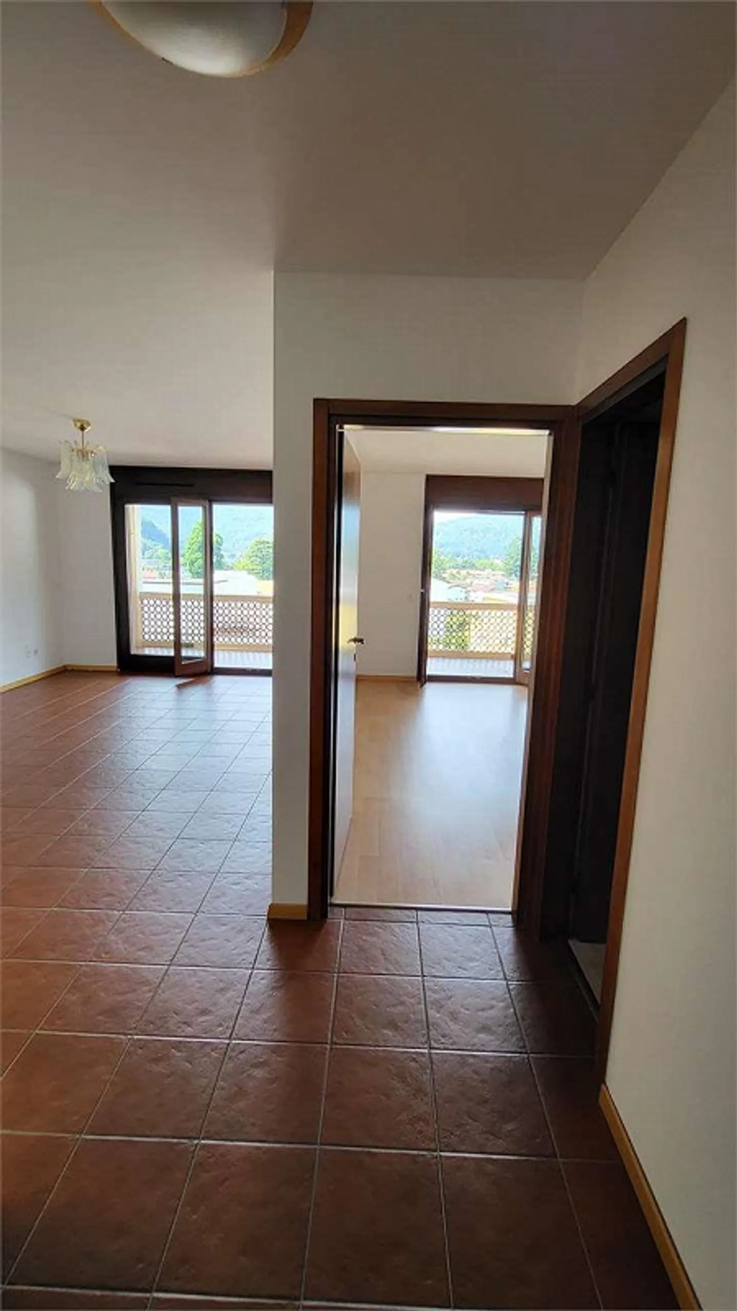 Attico Panoramico 2.5 Locali a Caslano - Grande Balcone e Vista Lago - Foto 10 di 10