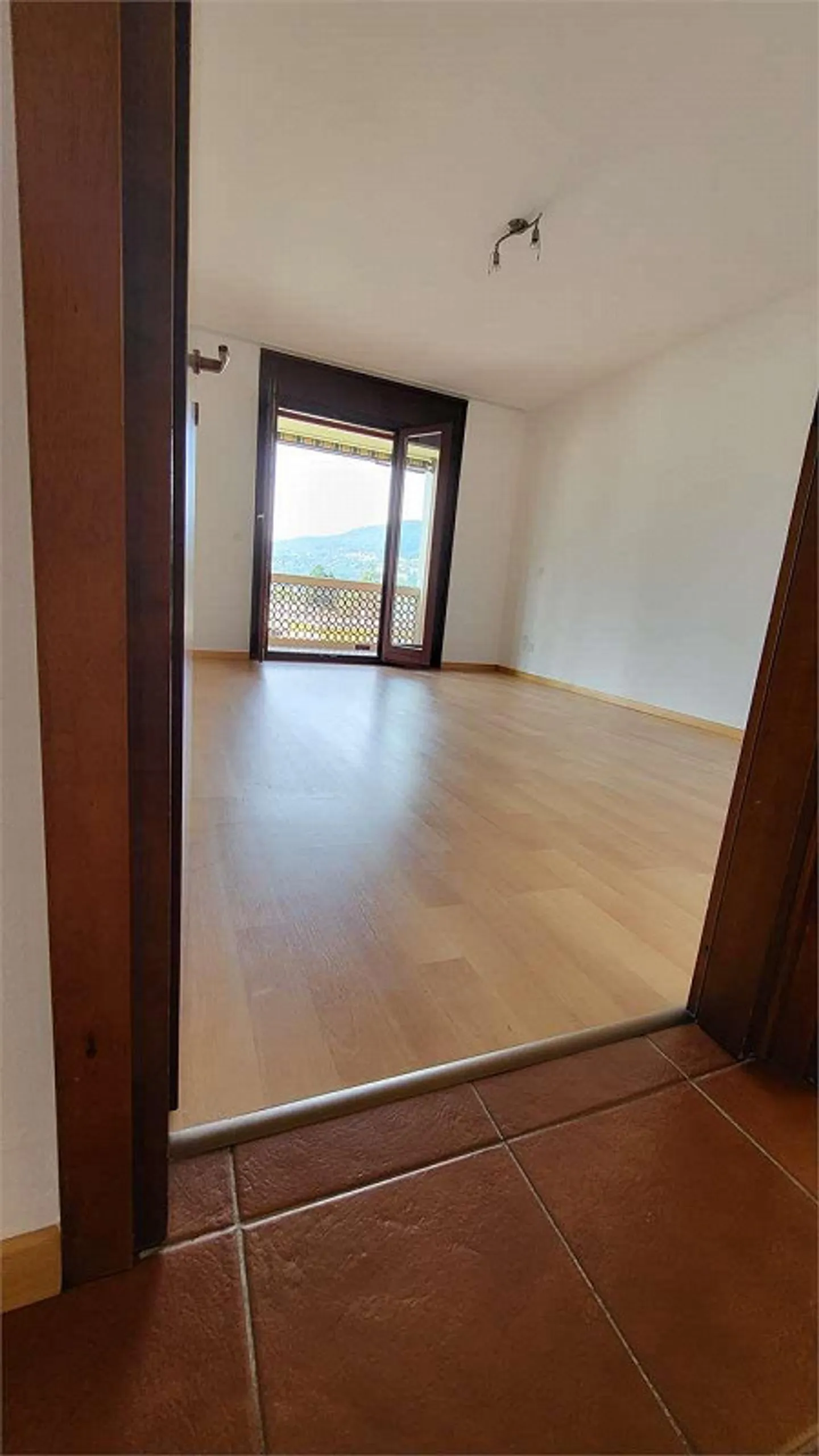 Attico Panoramico 2.5 Locali a Caslano - Grande Balcone e Vista Lago - Foto 4 di 10