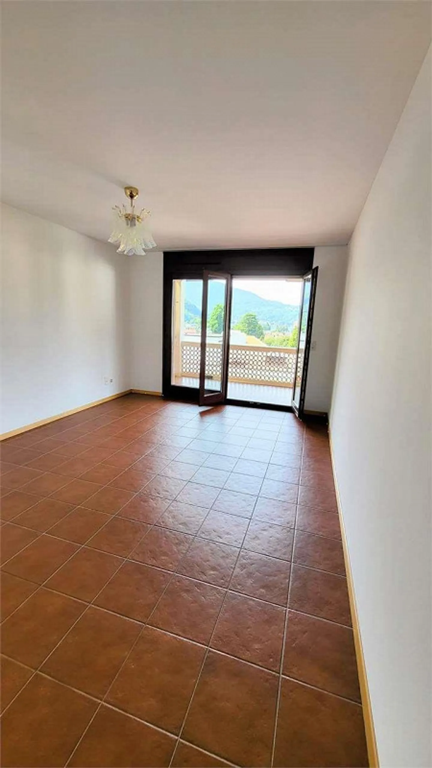 Attico Panoramico 2.5 Locali a Caslano - Grande Balcone e Vista Lago - Foto 5 di 10