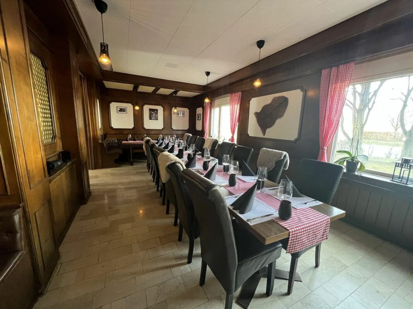 Restaurant de quartier avec espaces de stockage et garage souterrain exclusif avec 1... - Photo 2 sur 7