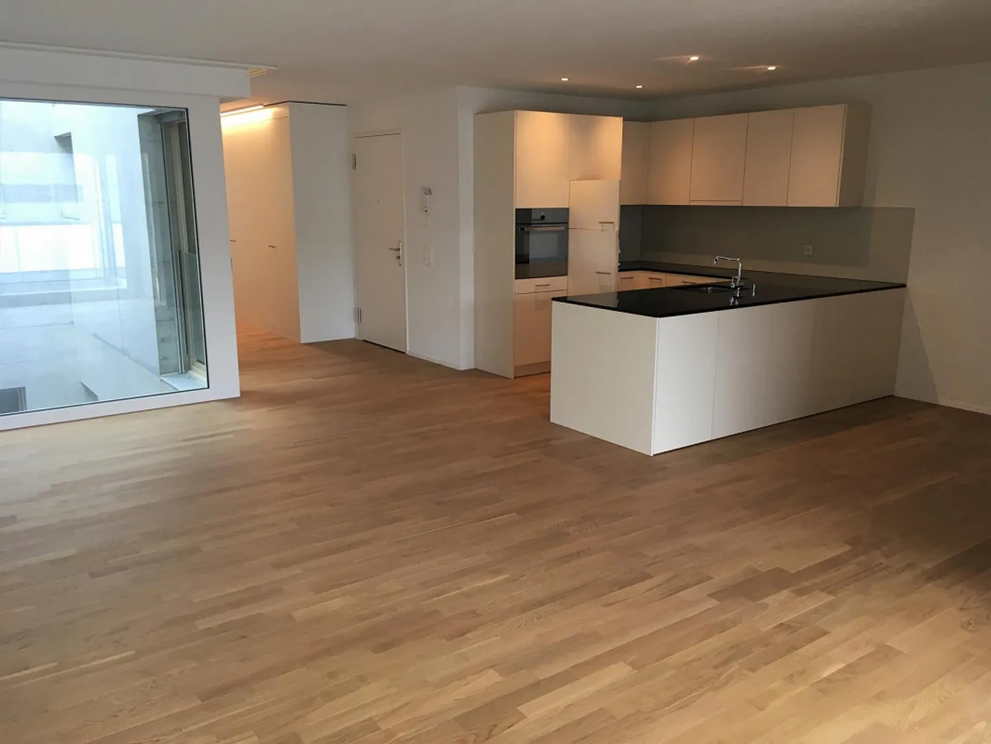 Large 3.5 Room Apartment 97m² - In the Center and Close to the Train Station - Photo 2 of 16