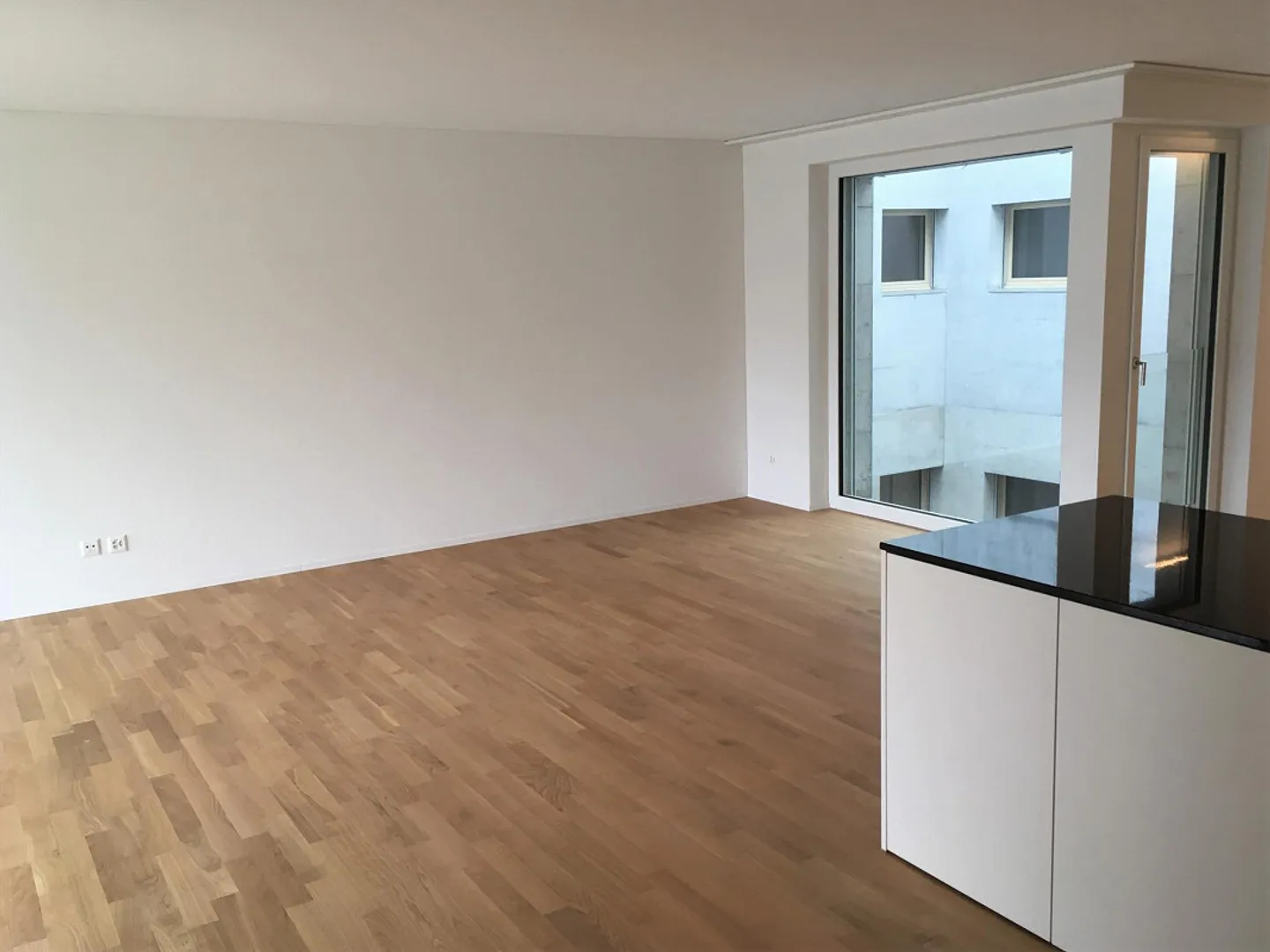 Large 3.5 Room Apartment 97m² - In the Center and Close to the Train Station - Photo 3 of 16
