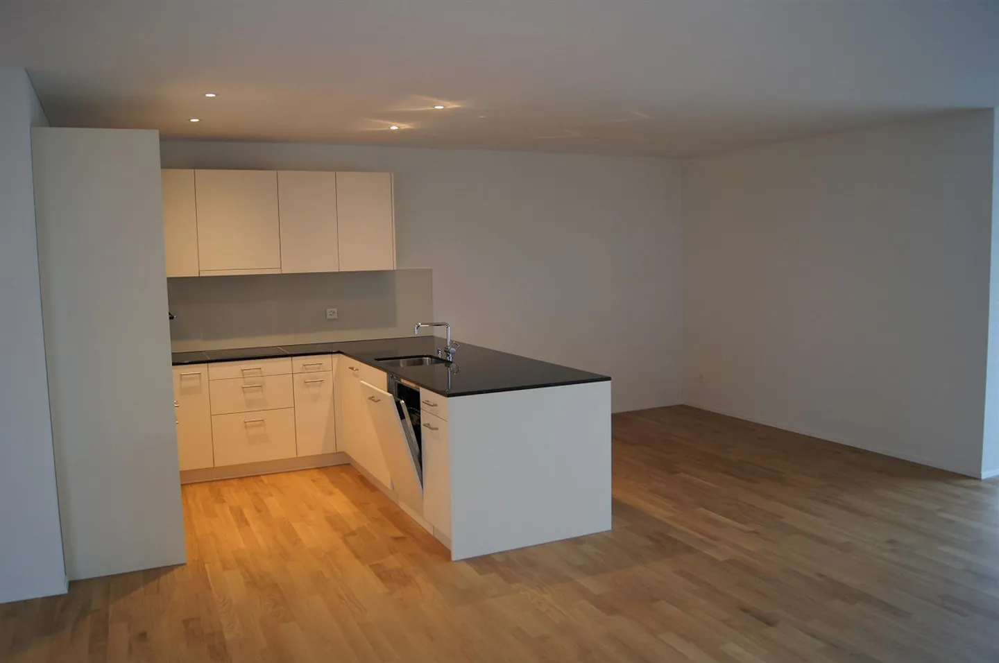 Large 3.5 Room Apartment 97m² - In the Center and Close to the Train Station - Photo 4 of 16