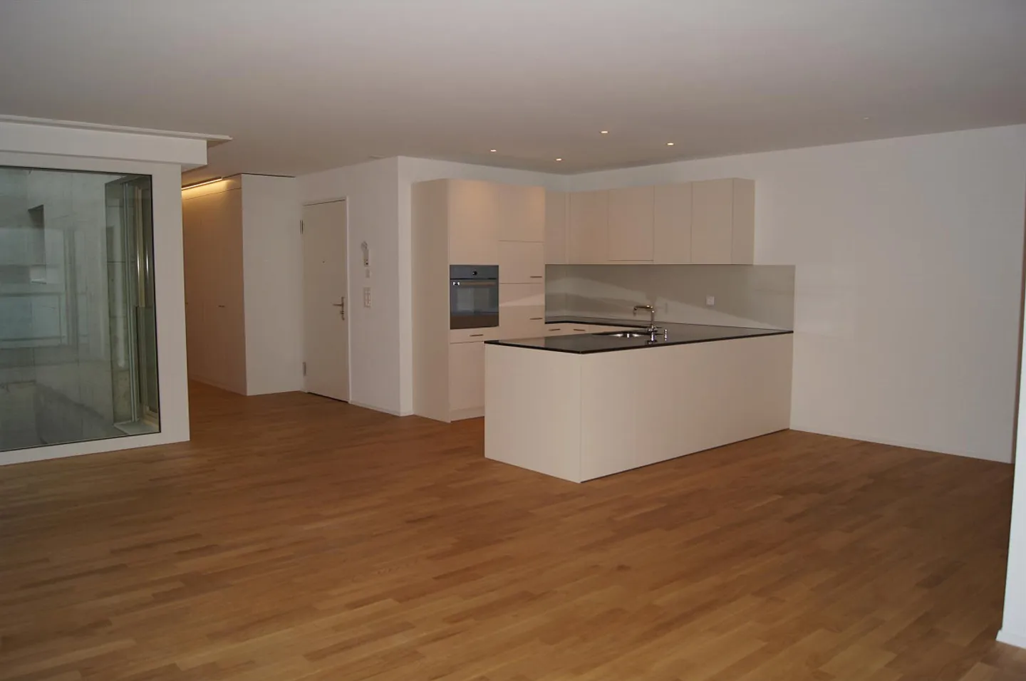 Large 3.5 Room Apartment 97m² - In the Center and Close to the Train Station - Photo 5 of 16