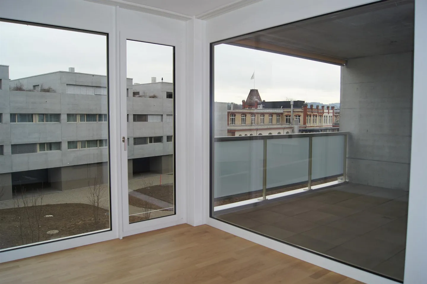 Large 3.5 Room Apartment 97m² - In the Center and Close to the Train Station - Photo 8 of 16