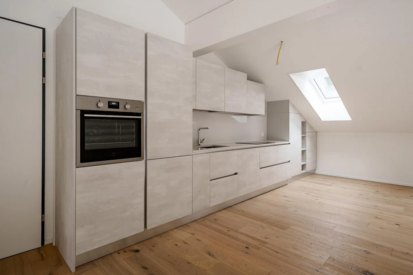 Appartamento attico nuovo di 2,5 stanze! Moderno, centrale e nel verde! - Foto 1 di 7