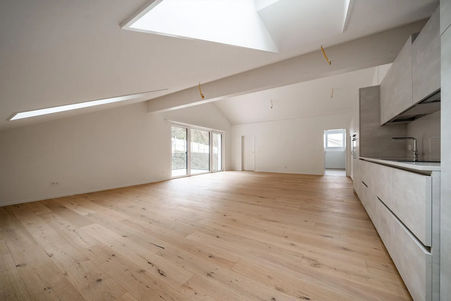 Appartamento attico nuovo di 2,5 stanze! Moderno, centrale e nel verde! - Foto 3 di 7