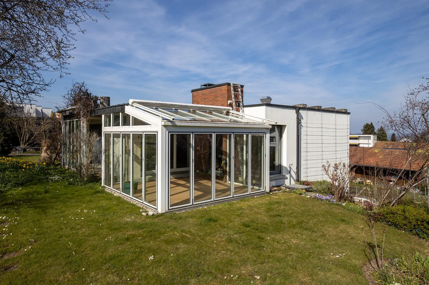 Detached 6.5-room single-family house in sunny southern location - Photo 2 of 16