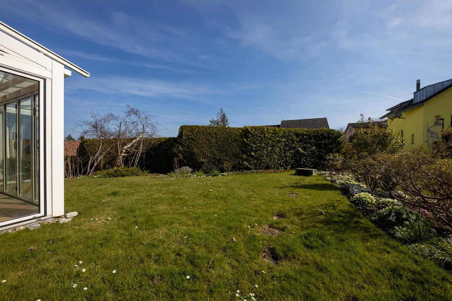 Detached 6.5-room single-family house in sunny southern location - Photo 3 of 16